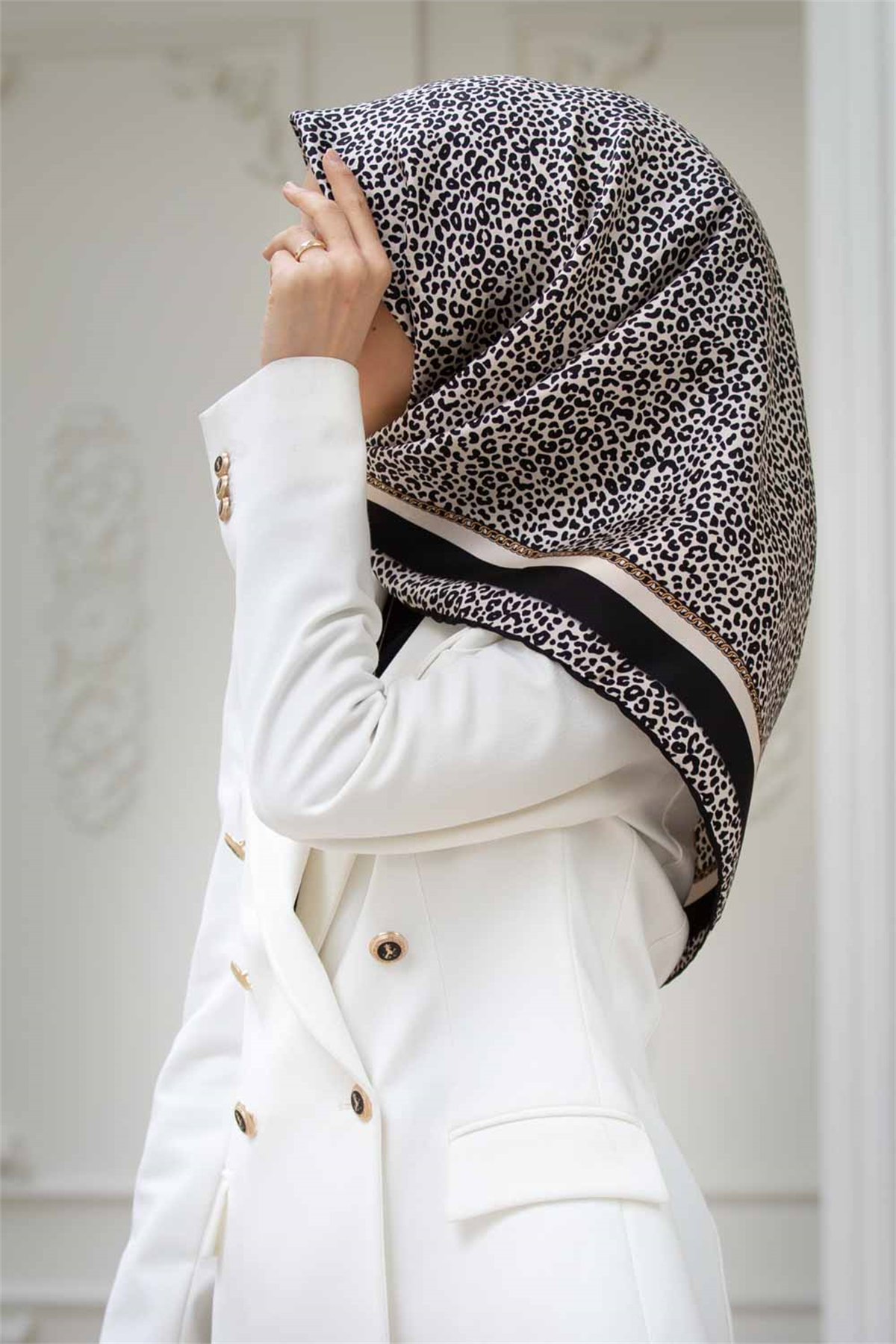 % 57 İPEK % 43 VİSKON Twill İpek Leopar Desenli Krem - Siyah Renkli 90x90 Eşarp Dikim Şekli : El Dikişi