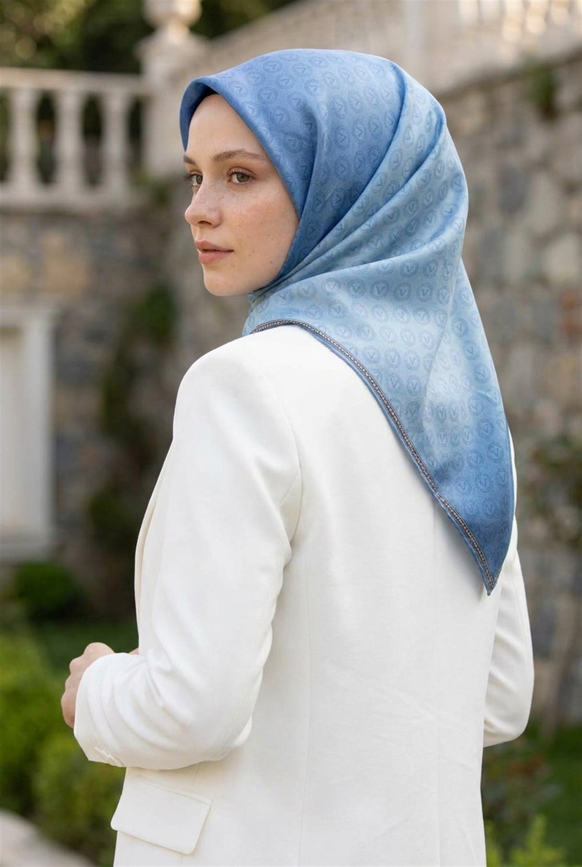 %100 Twill İpek Monogram Desenli Bebe Mavisi Renkli 90x90 Eşarp Dikim Şekli : El Dikişi