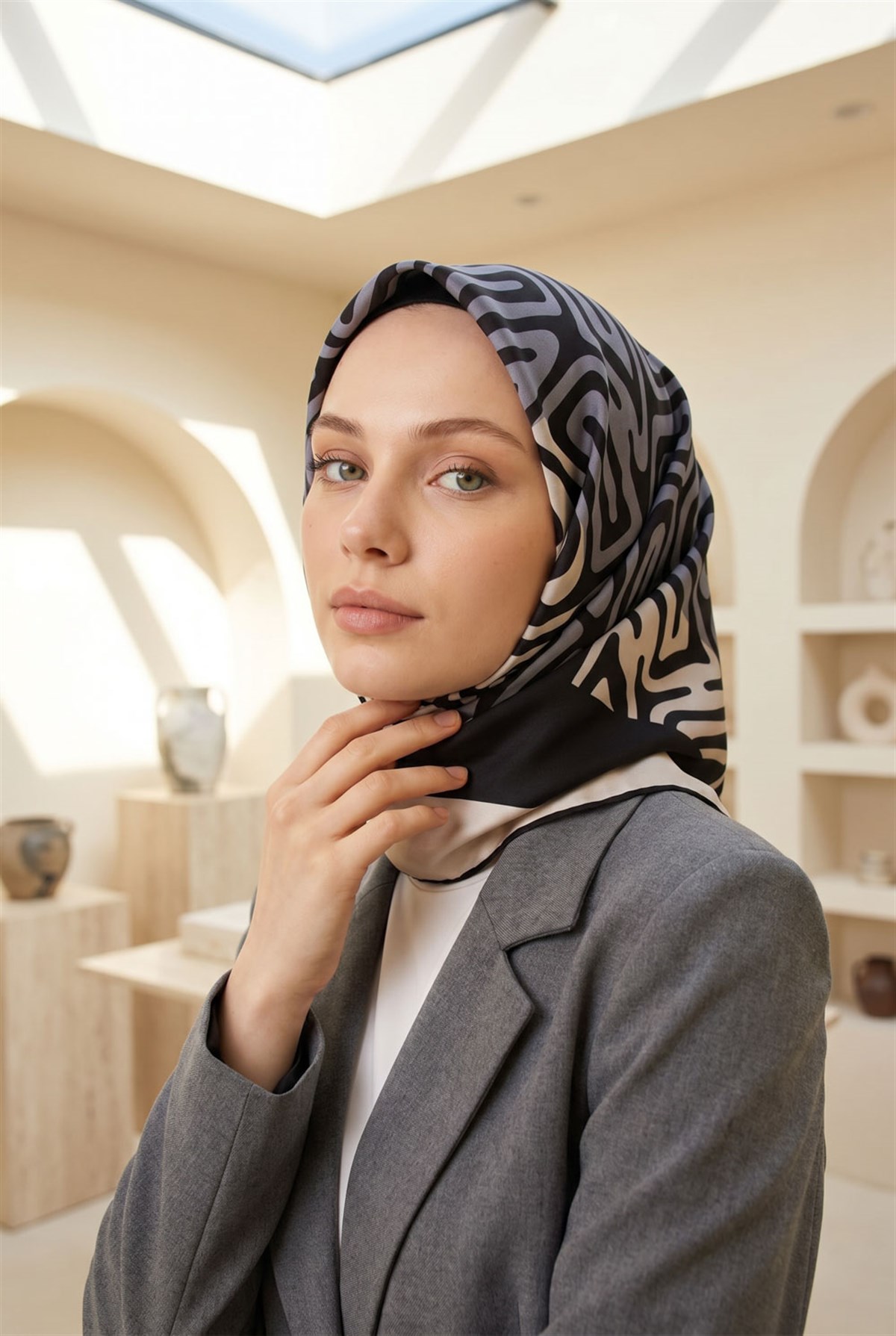 100% Twill İpek Bordürlü Dalga Desenli Siyah - Gri Renkli 90x90 Dikim Şekli : El Dikişi Eşarp