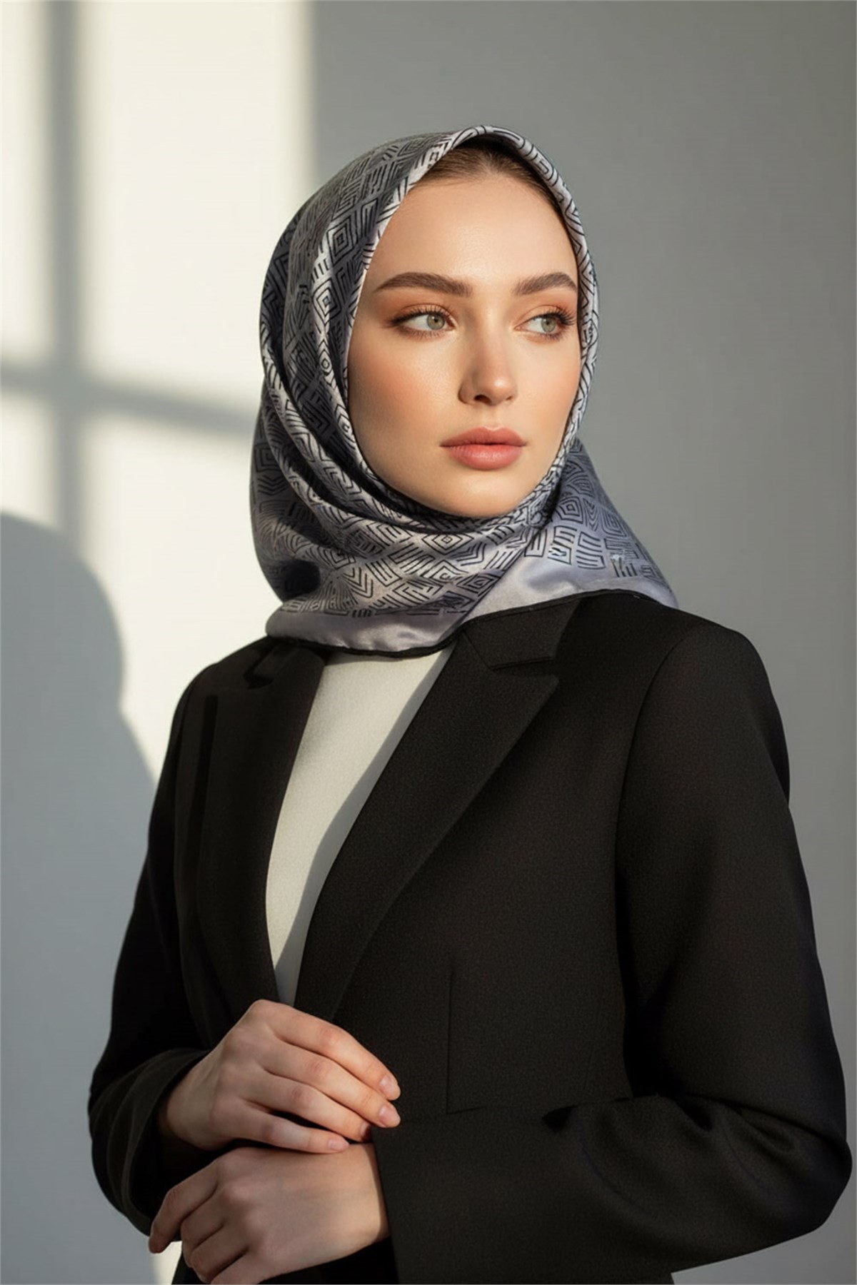 100% Twill İpek Etnik Motif Desenli Gri - Siyah Renkli 90x90 Dikim Şekli : El Dikişi Eşarp