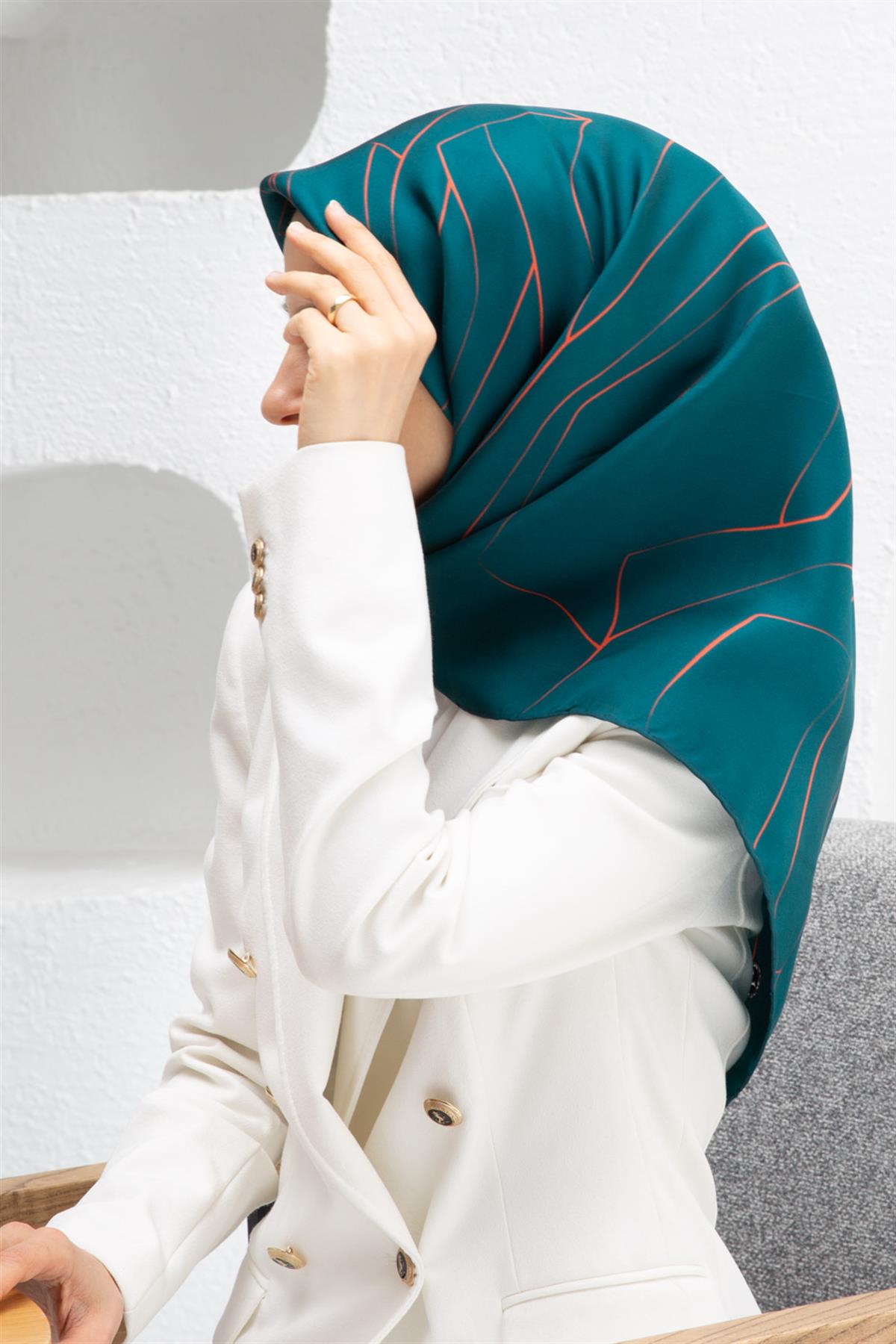 %100 Twill İpek Çizgi Desenli Petrol Yeşili - Turuncu Renkli 90x90 Eşarp Dikim Şekli : El Dikişi