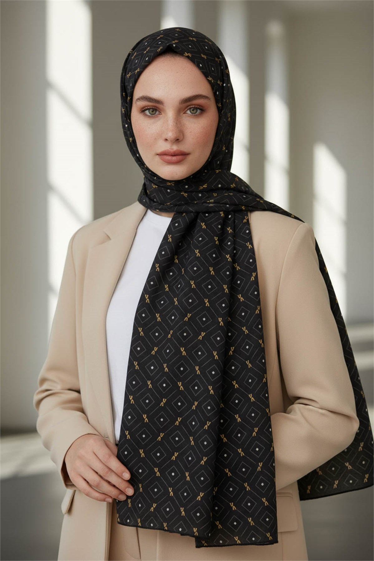 KREP GEOMETRİK DESENLİ SİYAH - GOLD RENKLİ 75X195 KIRIŞMAZ ŞAL