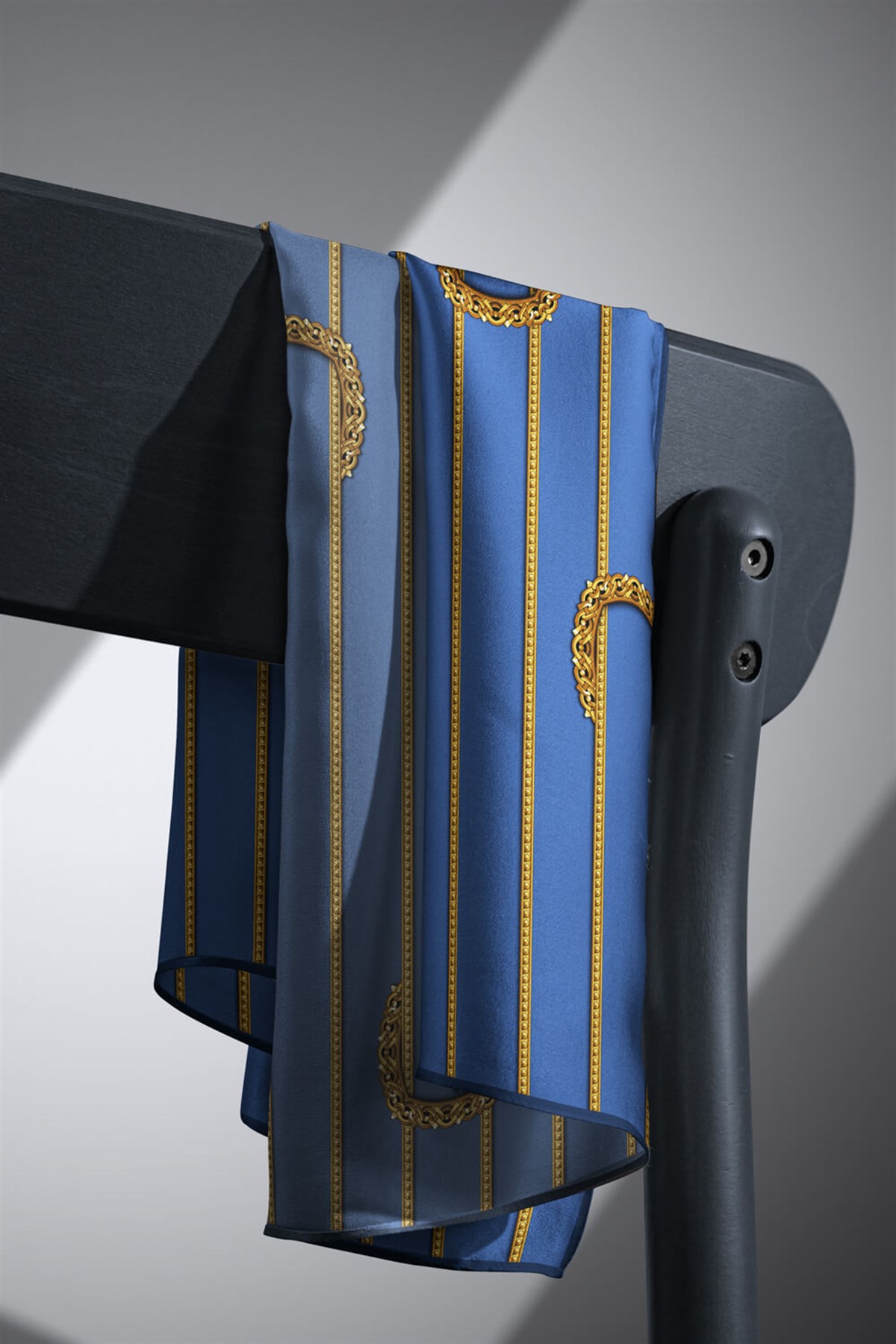 %100 Twill İpek Kemer Desenli Gold - İndigo Renkli 90x90 Eşarp Dikim Şekli : El Dikişi