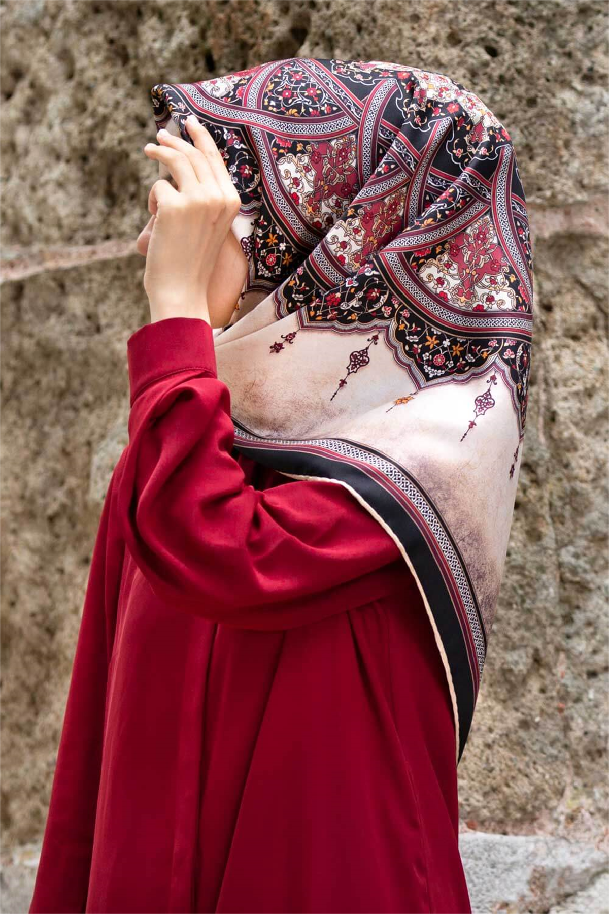 % 57 İPEK % 43 VİSKON Twill İpek Şal Desenli Siyah - Bordo Renkli 90x90 Eşarp Dikim Şekli : El Dikişi