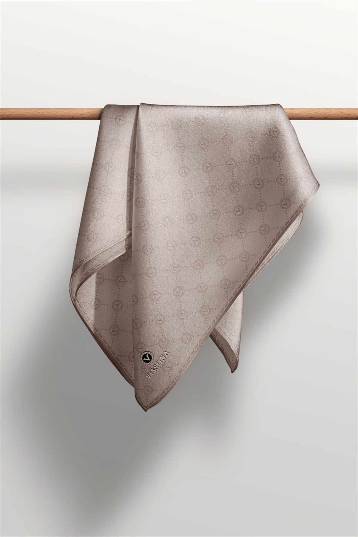 %100 Twill İpek Monogram Desenli Taş Renkli 90x90 Eşarp Dikim Şekli : El Dikişi