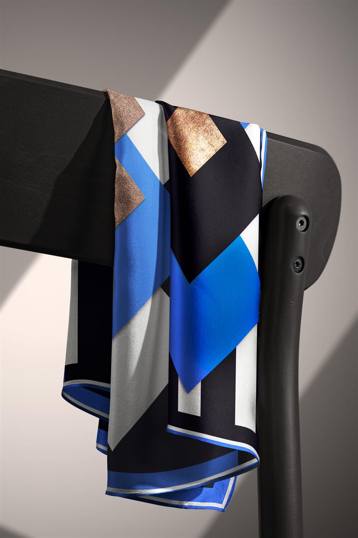 %100 Twill İpek Karo Desenli Saks - Siyah Renkli 90x90 Eşarp Dikim Şekli : El Dikişi