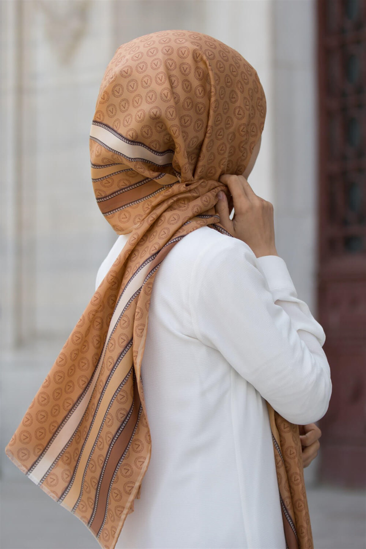 %100 İpek Monogram Desenli Gold - Beyaz Renkli 92x210 Şal