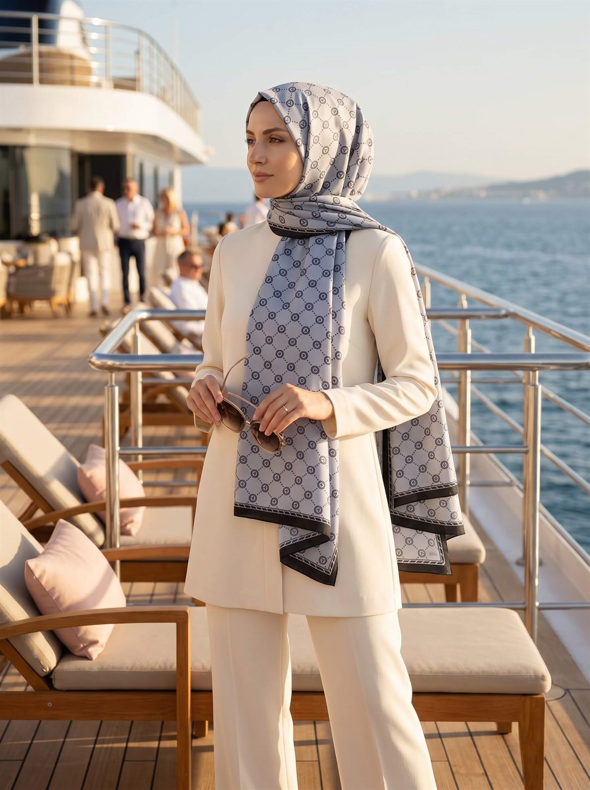 %100 Saf İpek Şal İnce Saten Vual Dokuma V Logo Desenli Gri - Siyah Renkli 90x210 Şal