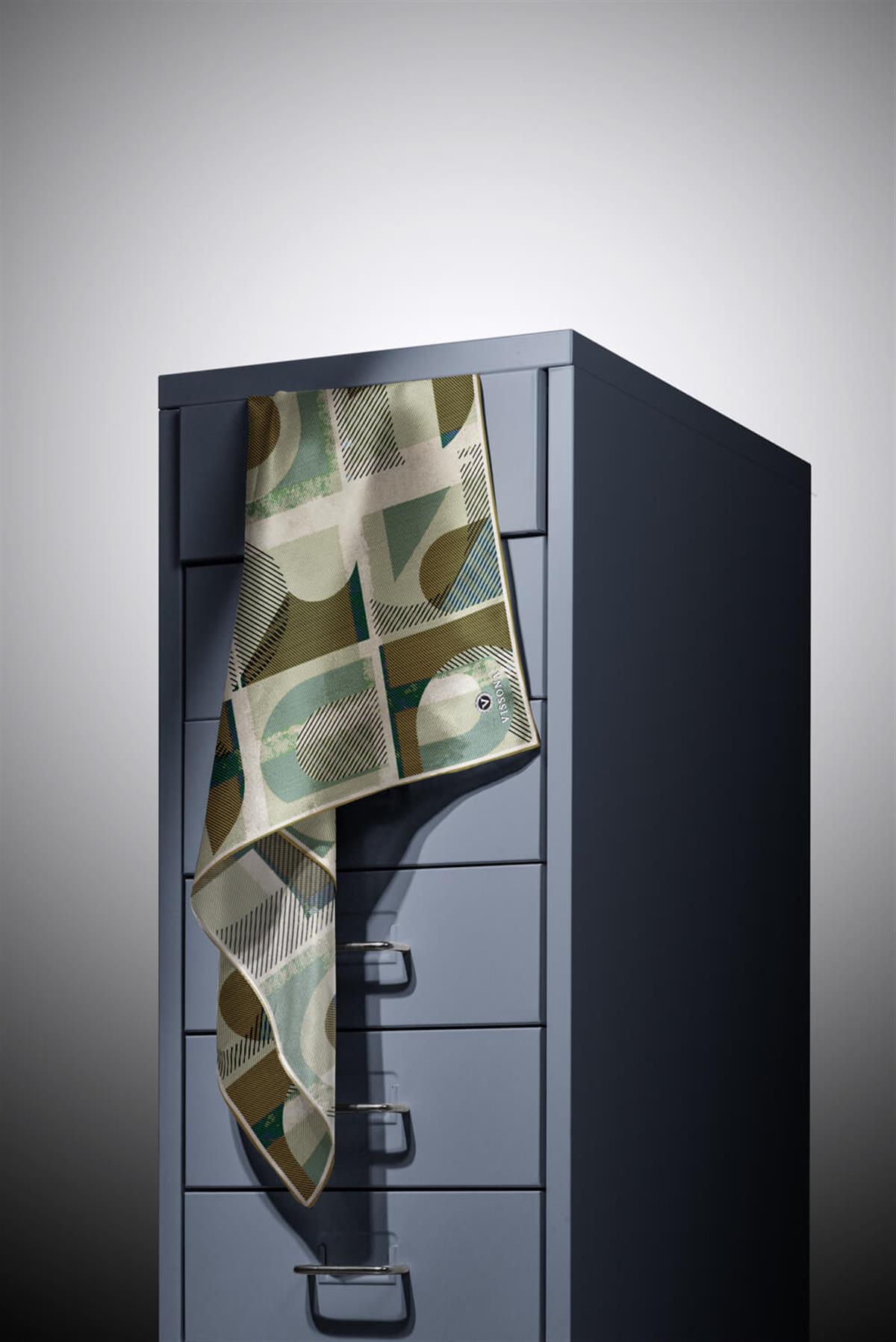 %100 Twill İpek Geometri Desenli Küf Yeşili - Krem Renkli 90x90 Eşarp Kenar Dikiş Şekli El Dikişli