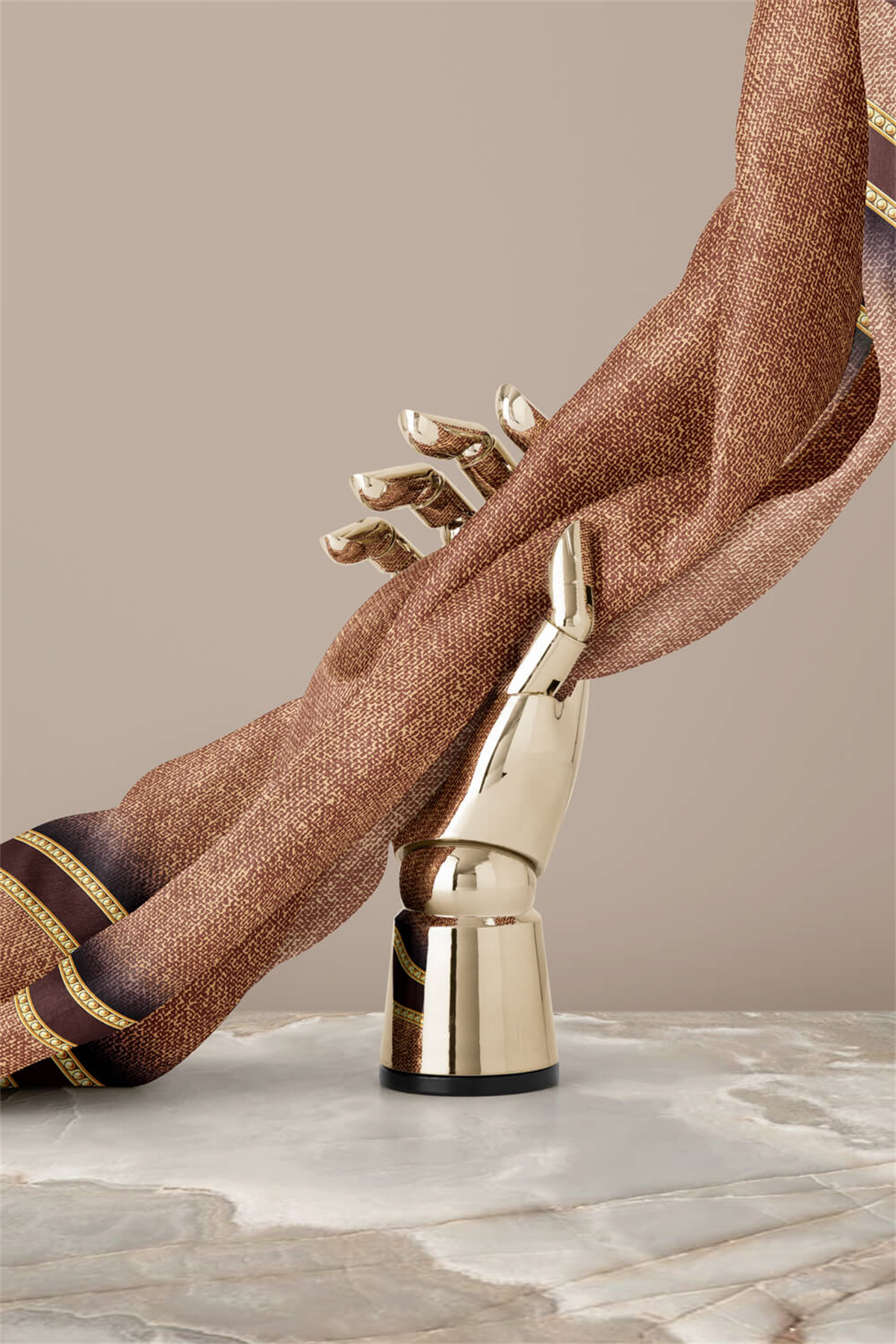 % 57 İPEK % 43 VİSKON Twill İpek Dokulu Şerit Desenli Bej - Kahverengi Renkli 90x90 Eşarp Dikim Şekli : El Dikişi