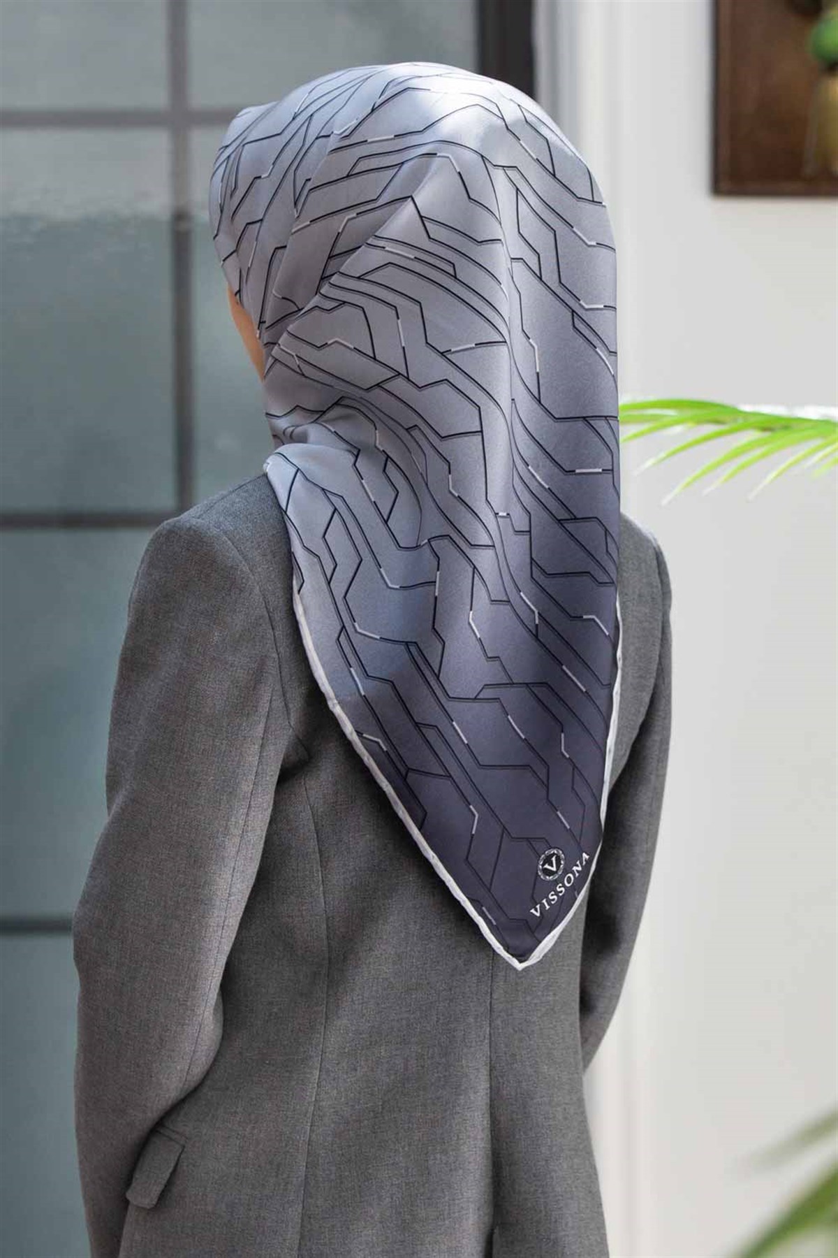 %100 Twill İpek Geometrik Desenli Gümüş Renkli 90x90 Eşarp Dikim Şekli : El Dikişi
