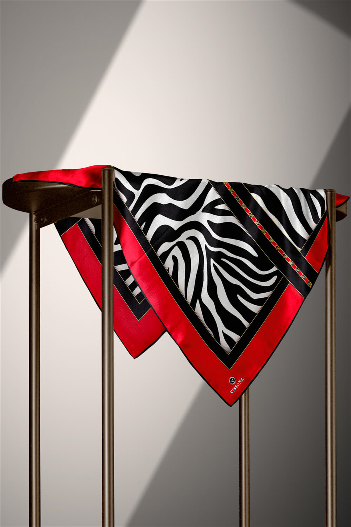 %100 Twill İpek Zebra Desenli Kırmızı - Siyah  Renkli 90x90 Eşarp Kenar Dikiş Şekli El Dikişli