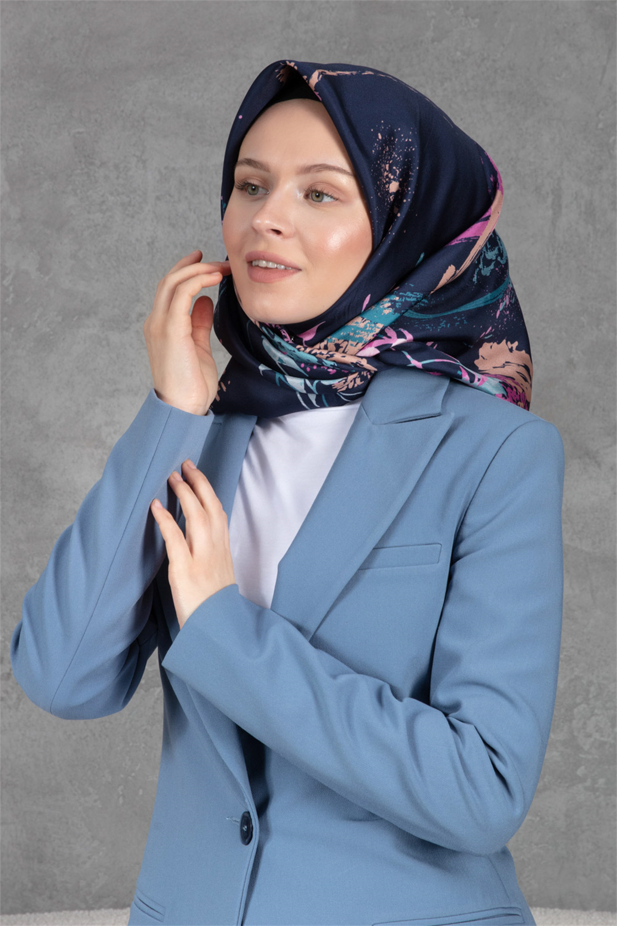 %100 Twill İpek Suluboya Çiçek Desenli Lacivert - Pembe Renkli 90x90 Eşarp Dikim Şekli : El Dikişi