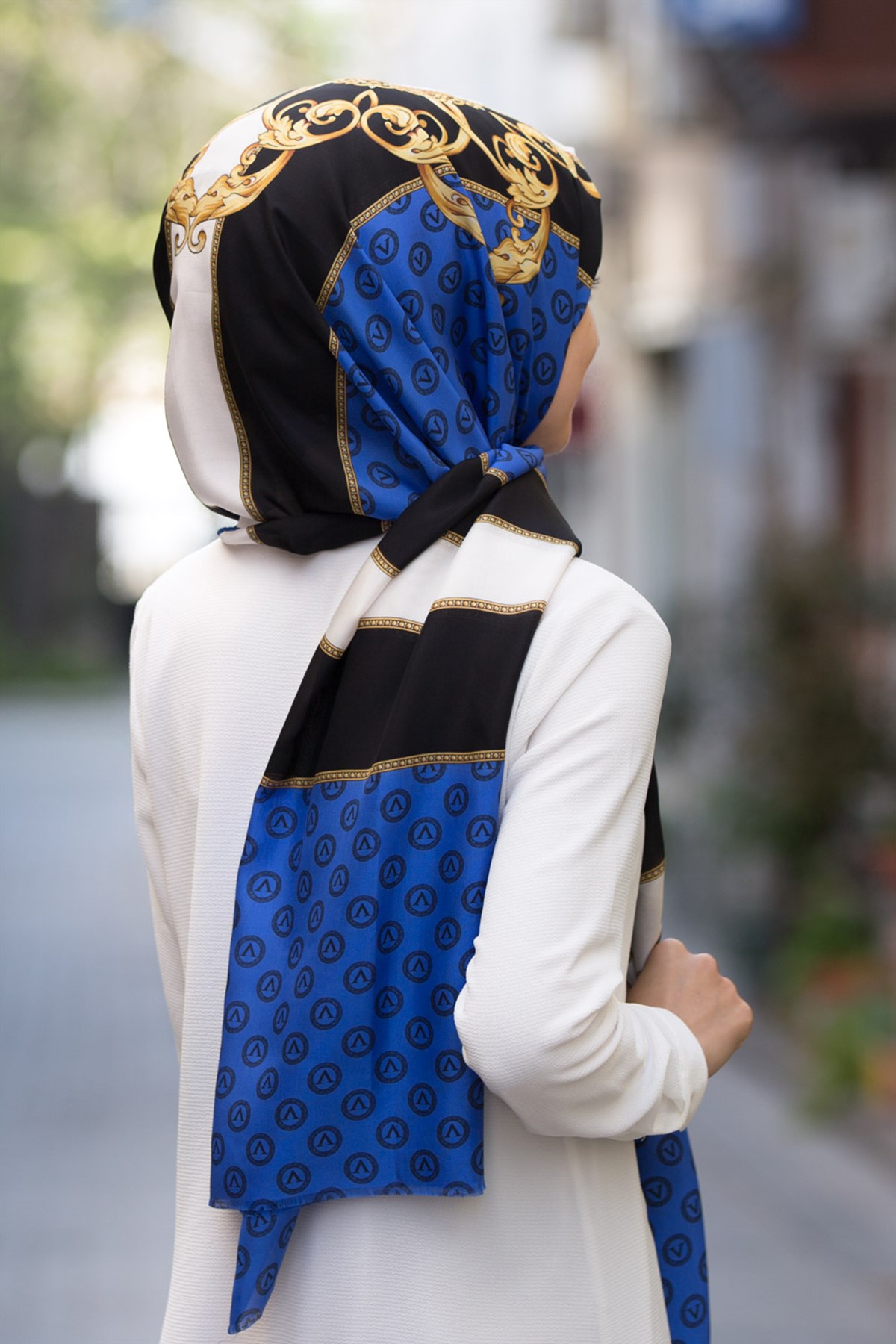 %100 İpek Monogram Ve Varak Desenli Saks - Gold Renkli 92x210 Şal