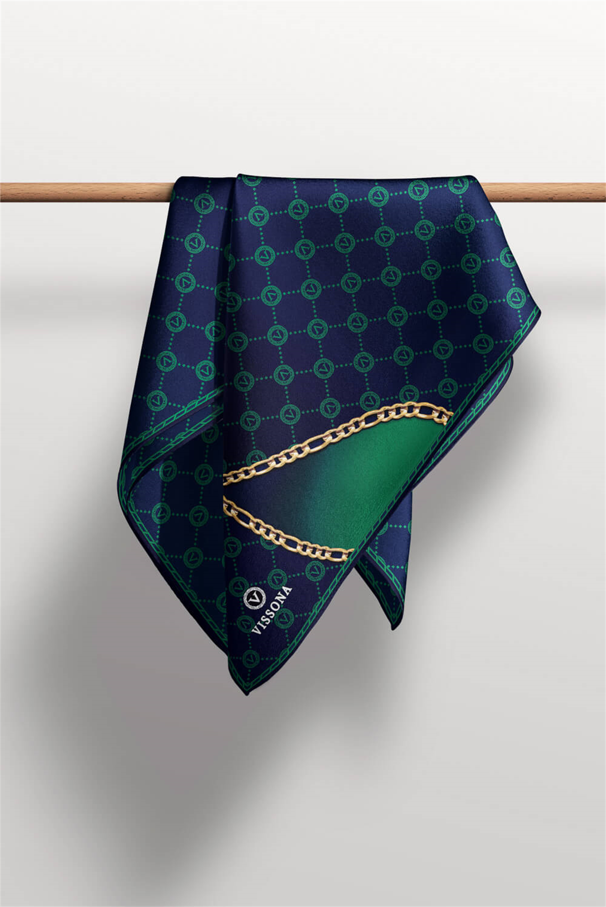 % 57 İPEK % 43 VİSKON Twill İpek Zincirli Ve Monogram Desenli Lacivert - Zümrüt Yeşili Renkli 90x90 Eşarp Dikim Şekli : El Dikişi