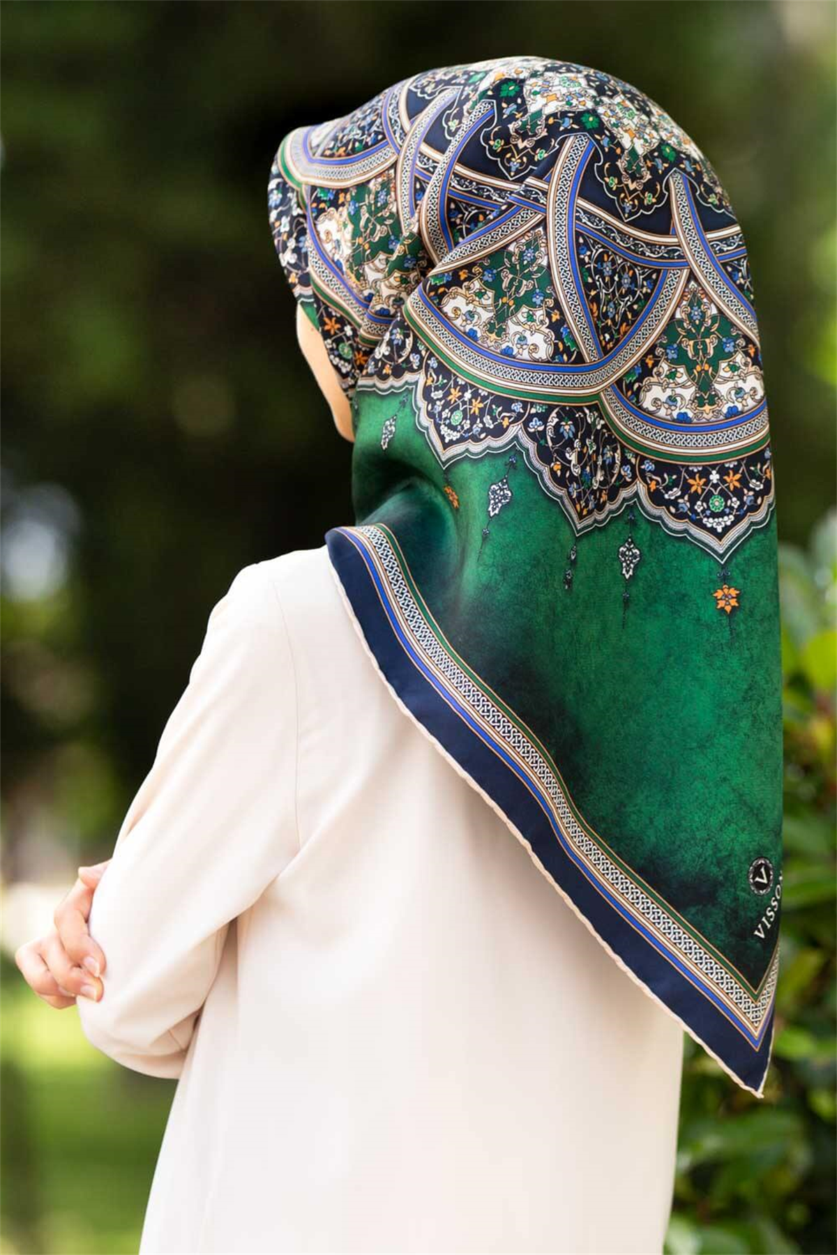 % 57 İPEK % 43 VİSKON Twill İpek Şal Desenli Zümrüt Yeşili - İndigo Renkli 90x90 Eşarp Dikim Şekli : El Dikişi