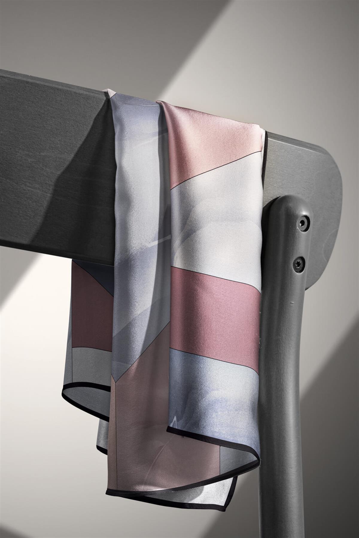 %100 Twill İpek Geometrik Desenli Pudra - Gri Renkli 90x90 Eşarp Dikim Şekli : El Dikişi