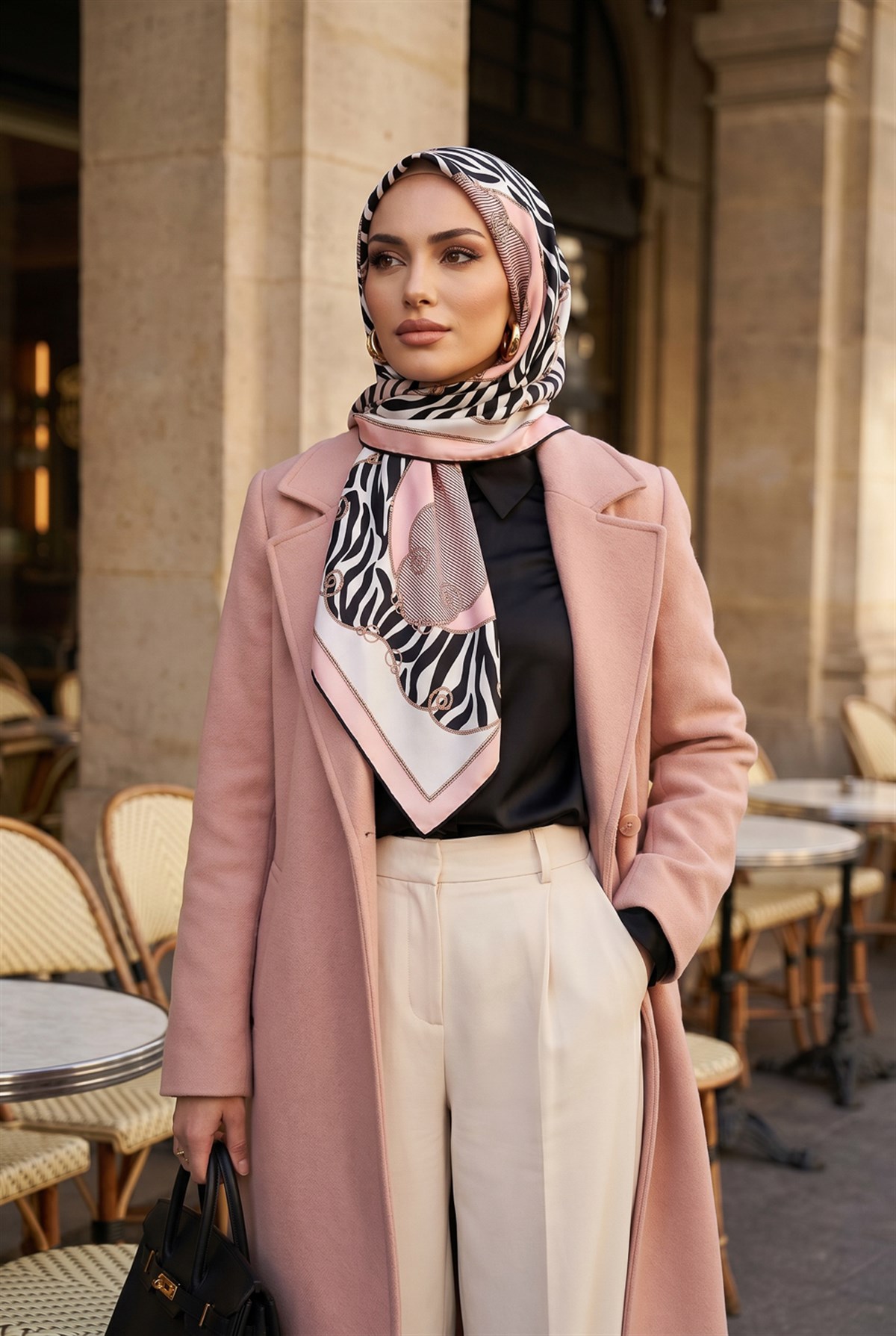 %100 Twill İpek Zincirli Ve Zebra Desenli Pudra - Krem Renkli 90x90 Eşarp Dikim Şekli : El Dikişi