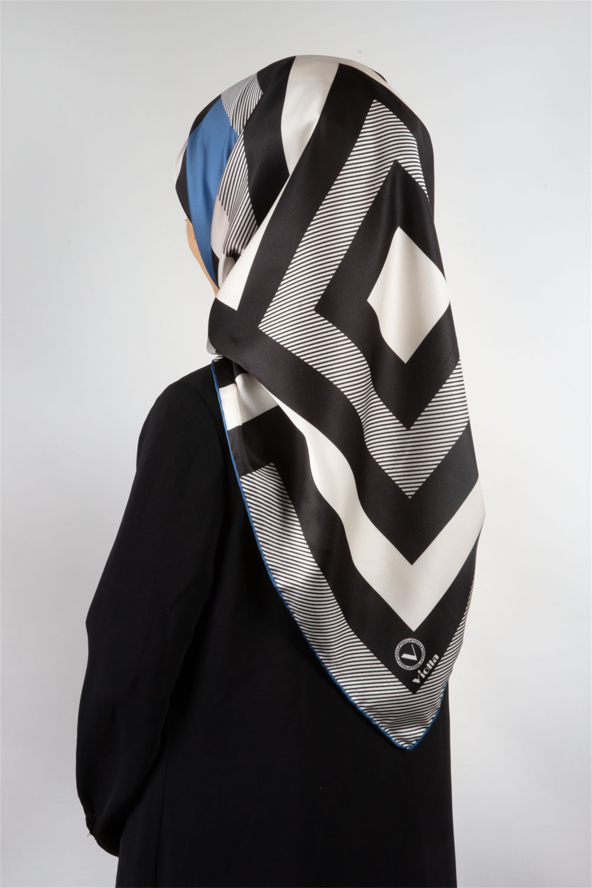 Twill Geometrik Desenli İndigo Renkli 90x90 Eşarp (İpek İçermez) Dikim Şekli : El Dikişi
