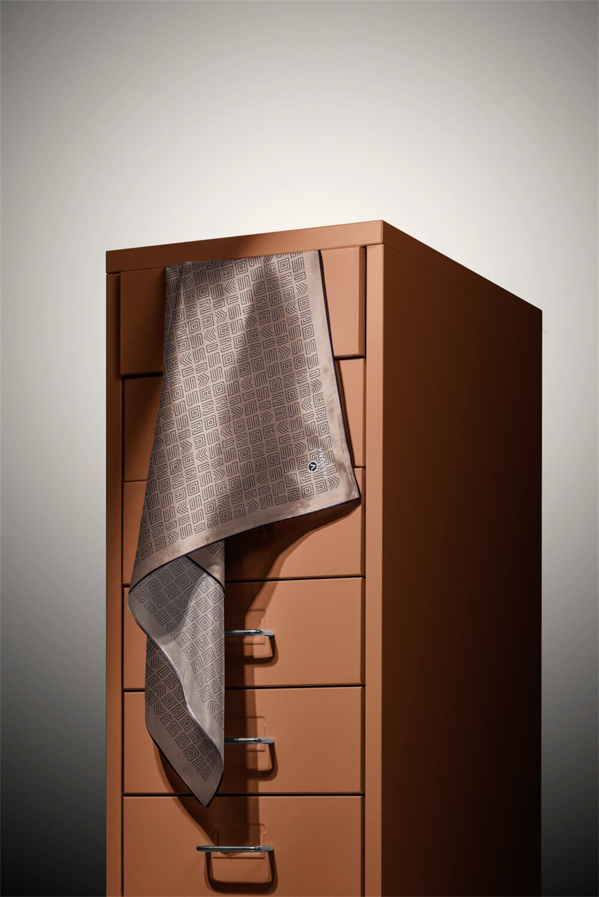 %57 İPEK %43 VİSKON Twill İpek Etnik Motif Desenli Vizon - Siyah Renkli 90x90 Eşarp Dikim Şekli : El Dikişi