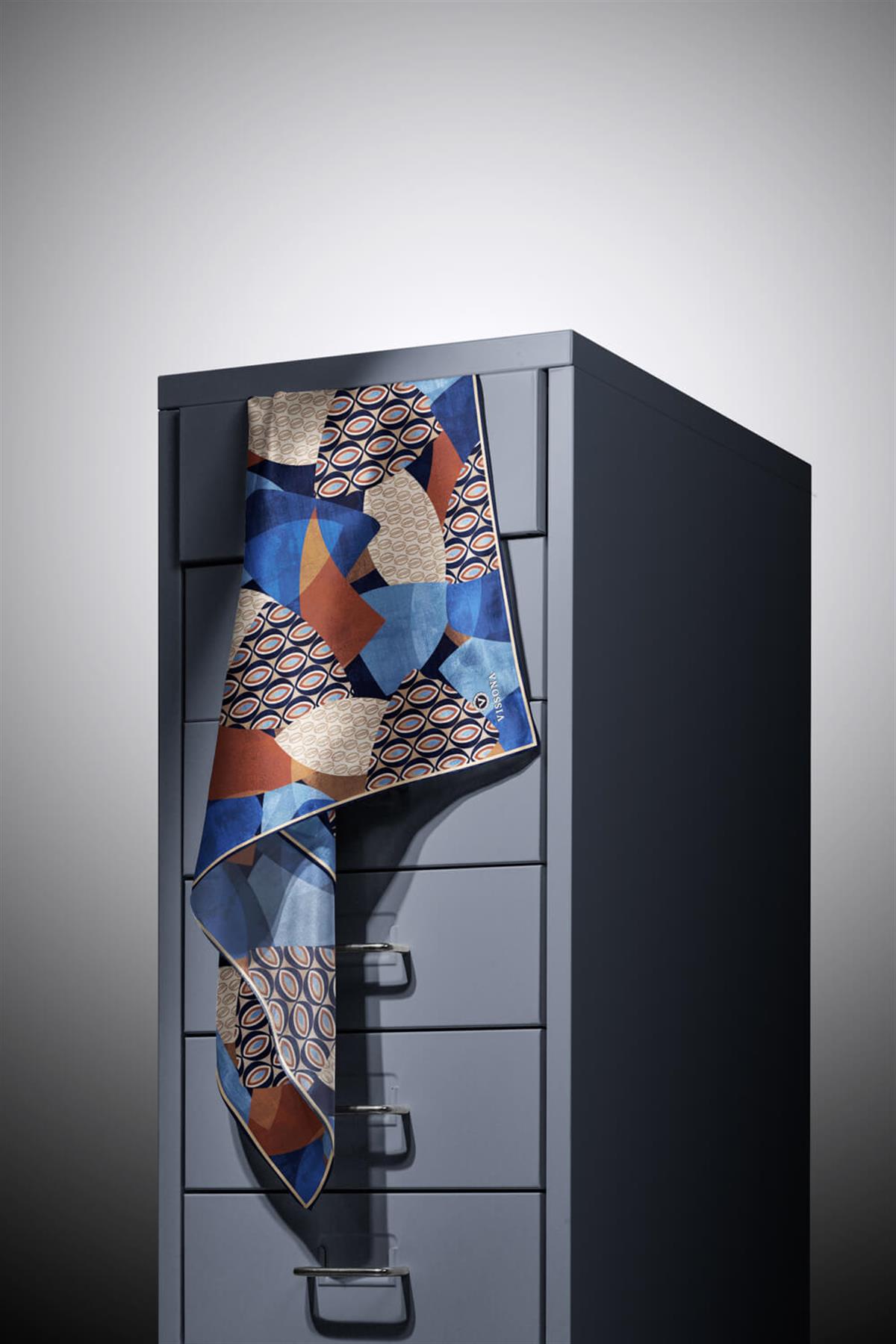 %100 Twill İpek Geometrik Desenli Lacivert- Taba Renkli 90x90 Eşarp Eşarp Kenar Dikiş Şekli El Dikişli