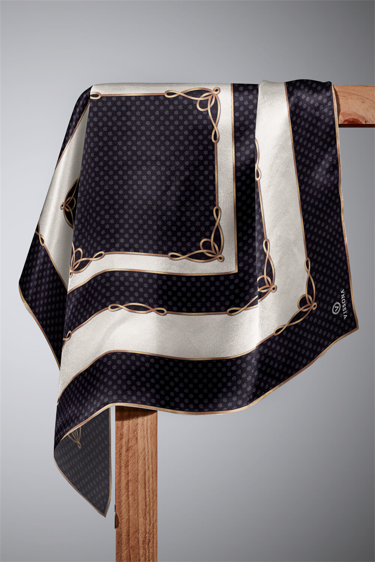 % 57 İPEK % 43 VİSKON Twill İpek Puantiyeli Ve Geometrik Desenli Siyah - Krem Renkli 90x90 Eşarp Dikim Şekli : El Dikişi