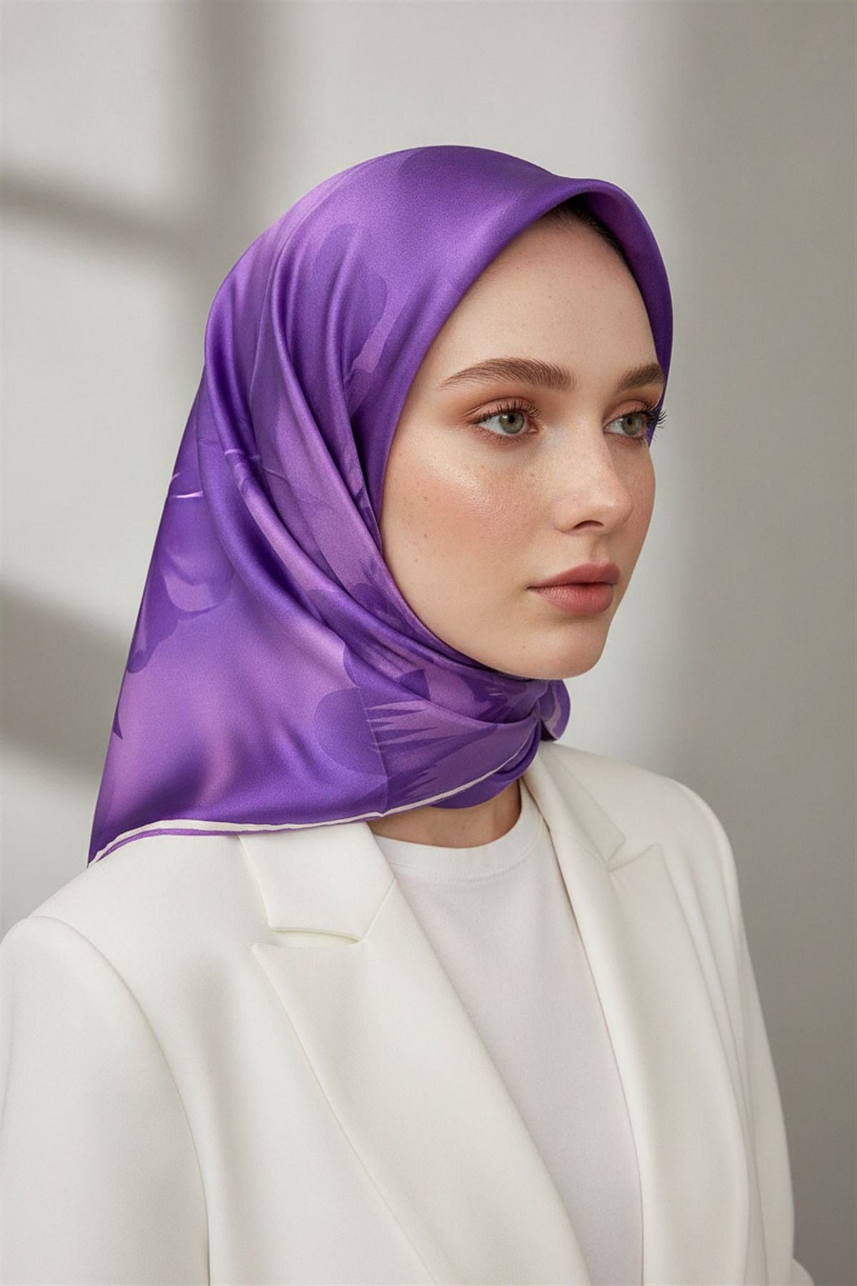 % 57 İPEK % 43 VİSKON Twill İpek Çiçek Desenli Lila Renkli 90x90 Dikim Şekli : El Dikişi Eşarp