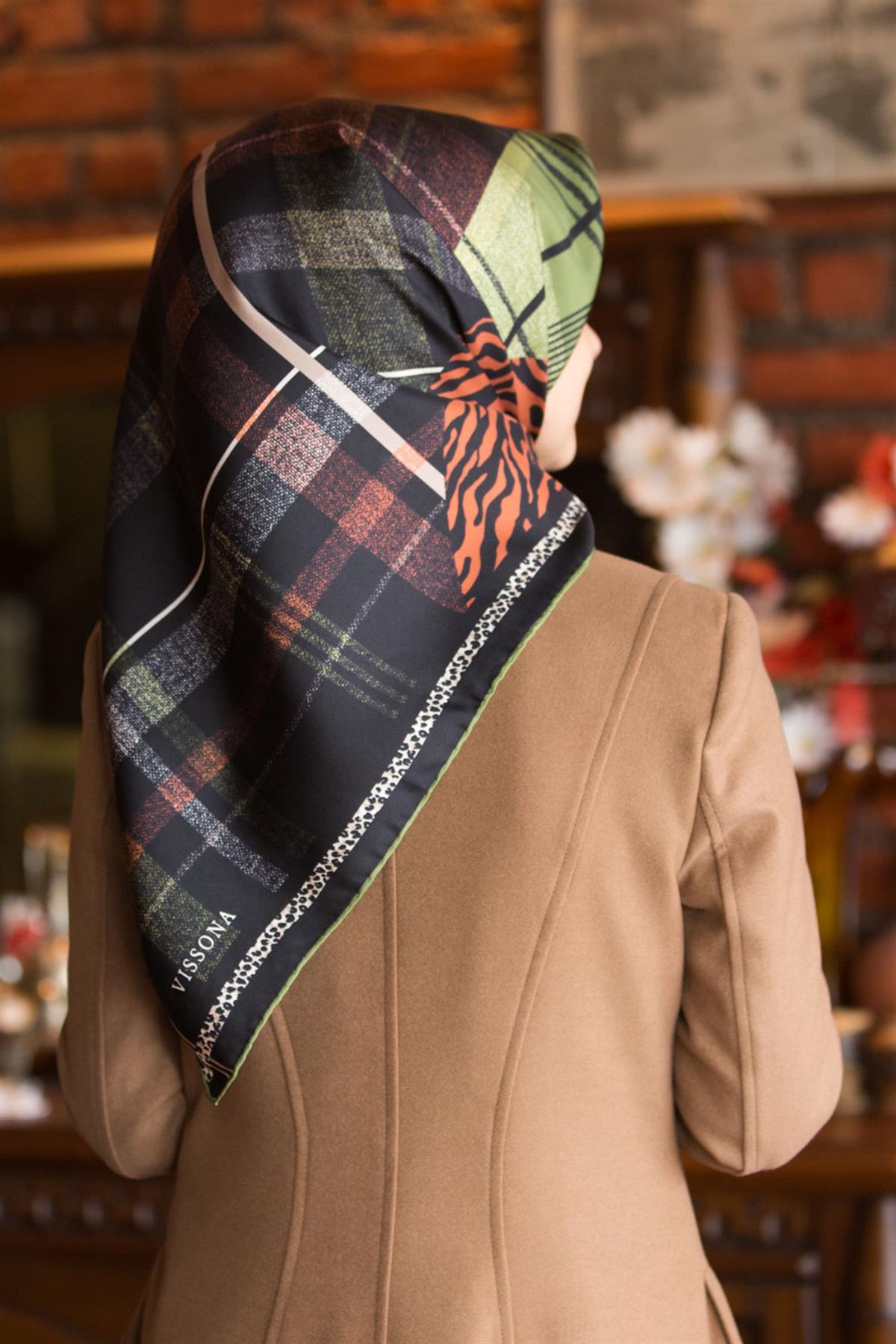 %100 Twill İpek Ekoseli Ve Leopar Desenli Siyah - Haki Renkli 90x90 Eşarp Dikim Şekli : El Dikişi