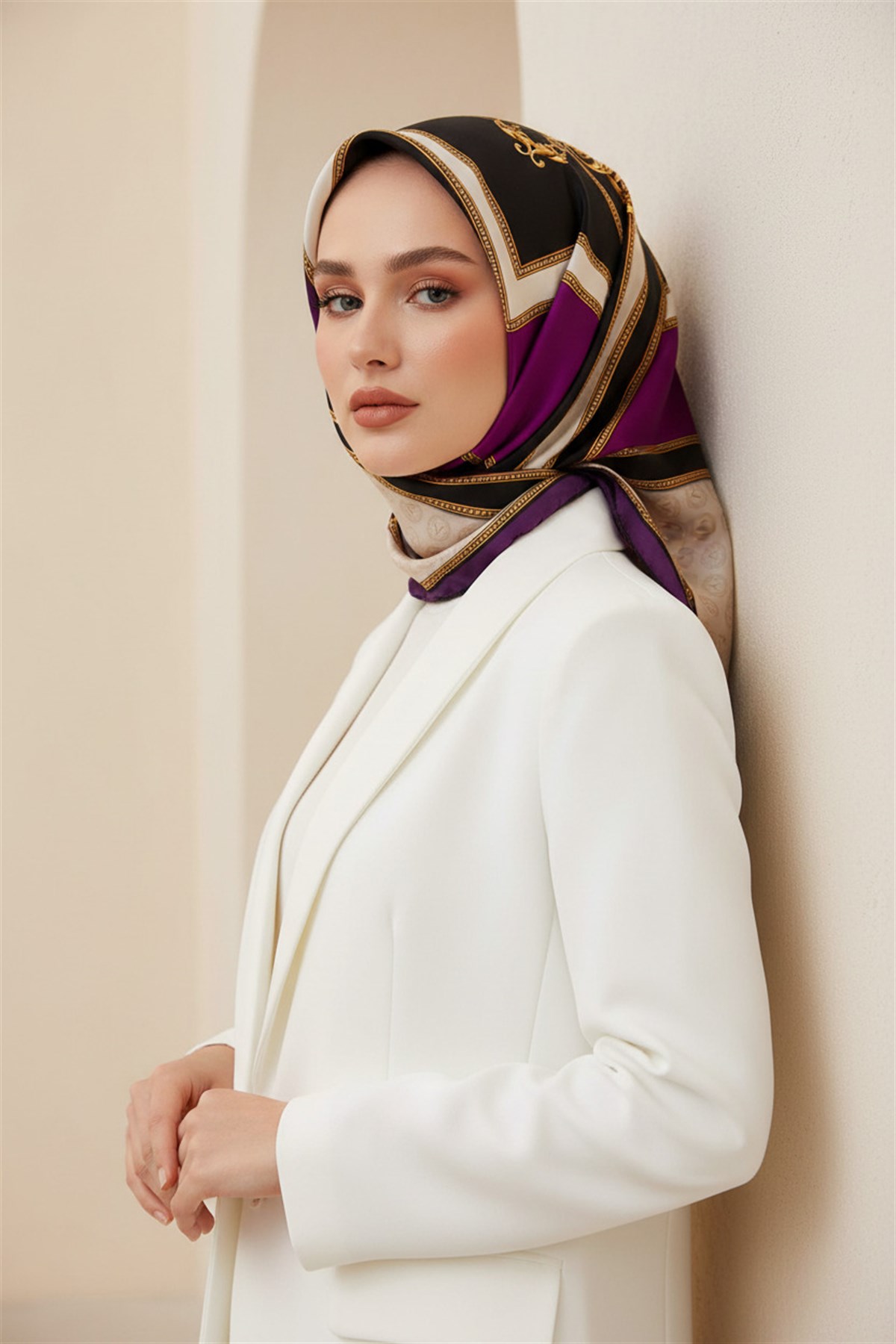 %100 Twill İpek Monogram ve Barok Desenli Mürdüm - Krem Renkli 90x90 Eşarp Dikim Şekli : El Dikişi