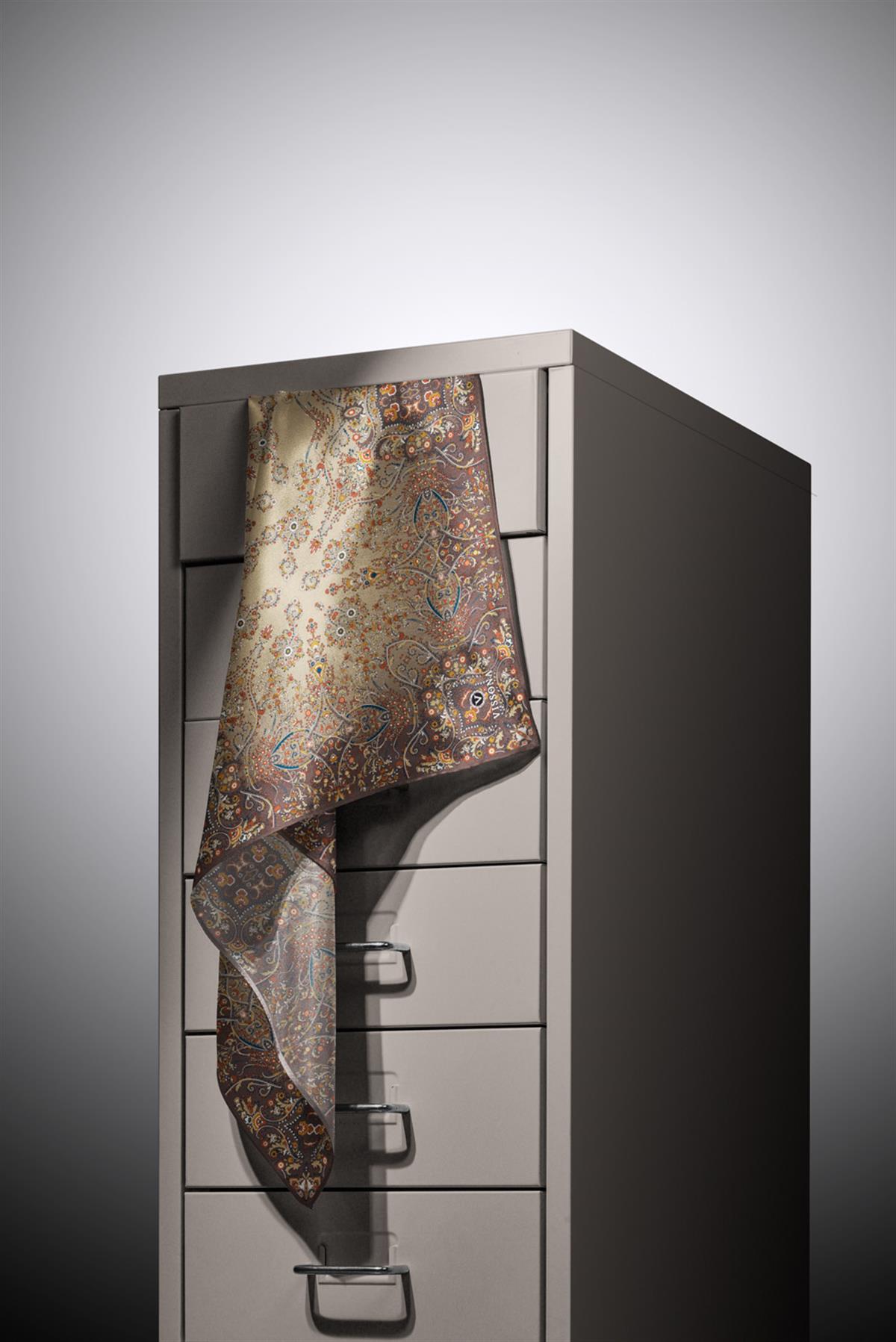 %100 Twill İpek Şal Desenli Kahverengi Renkli 90x90 Eşarp Dikim Şekli : El Dikişi