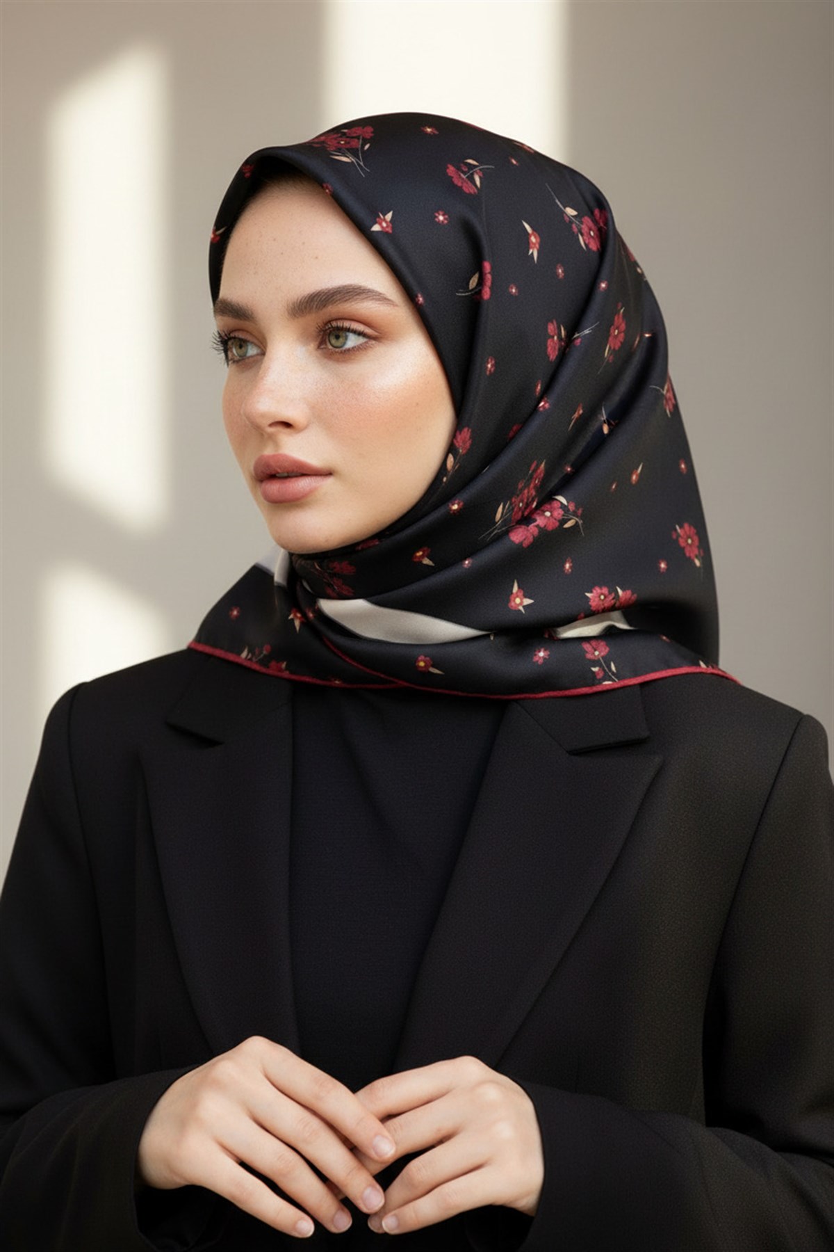 100% Twill İpek Bordürlü Çıtır Çiçek Desenli Siyah - Bordo Renkli 90x90 Dikim Şekli : El Dikişi Eşarp