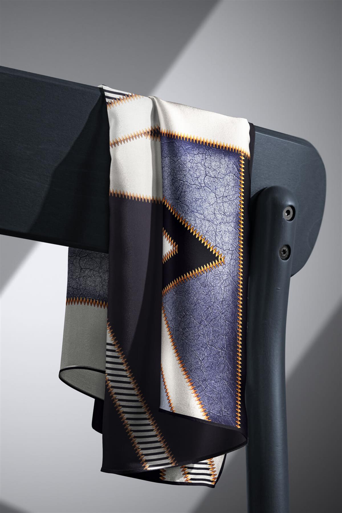 %100 Twill İpek Geometrik Desenli Gümüş - Siyah Renkli 90x90 Eşarp Dikim Şekli : El Dikişi