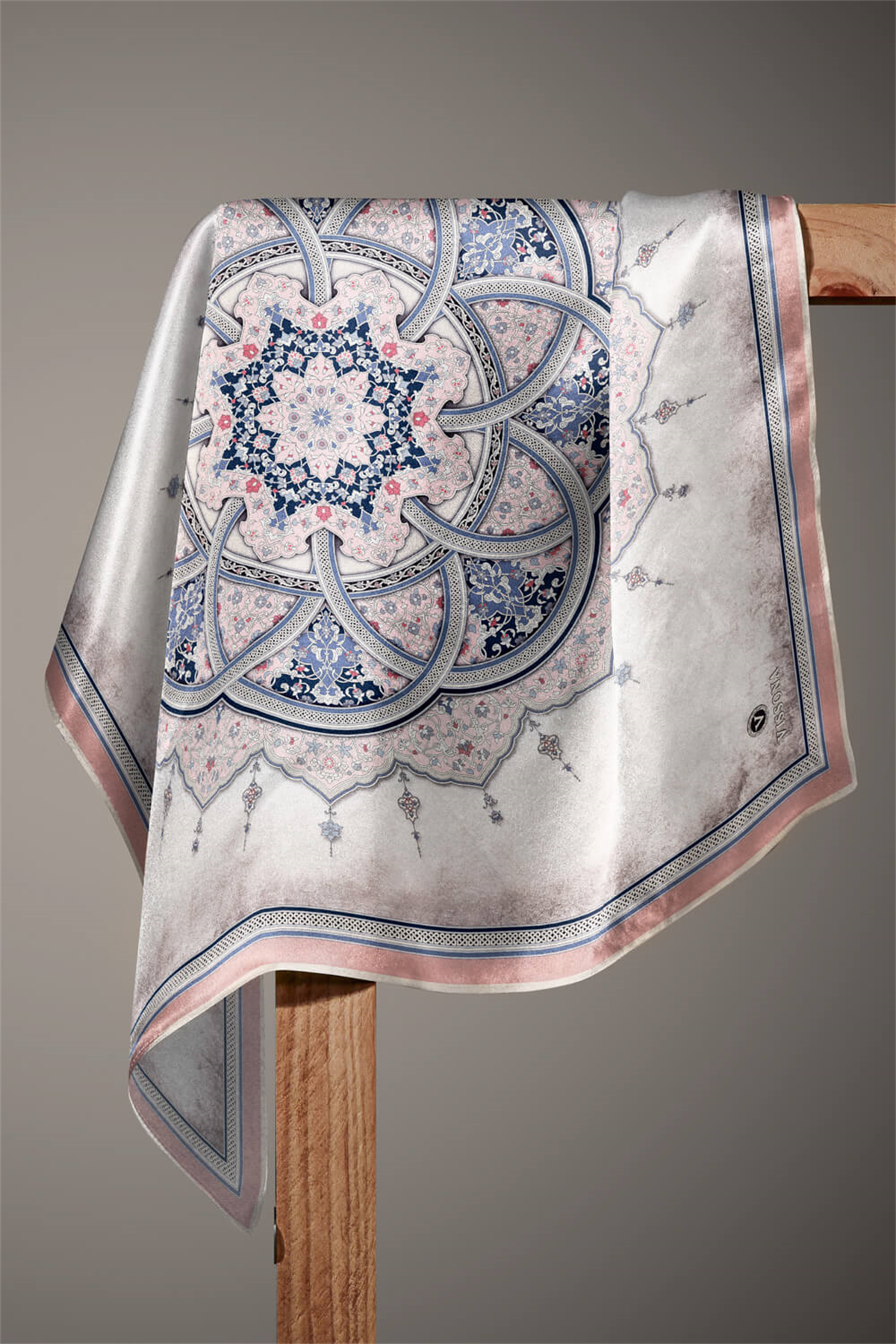 % 57 İPEK % 43 VİSKON Twill İpek Şal Desenli Pudra - Bebe Mavisi Renkli 90x90 Eşarp Dikim Şekli : El Dikişi