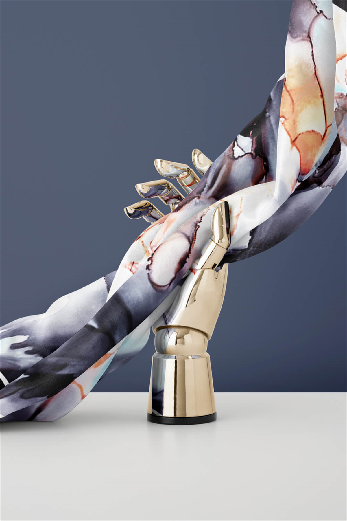 % 57 İPEK % 43 VİSKON Twill İpek Batik Çiçek Desenli Gri - Bebe Mavisi Renkli 90x90 Eşarp Kenar Dikiş Şekli El Dikişli