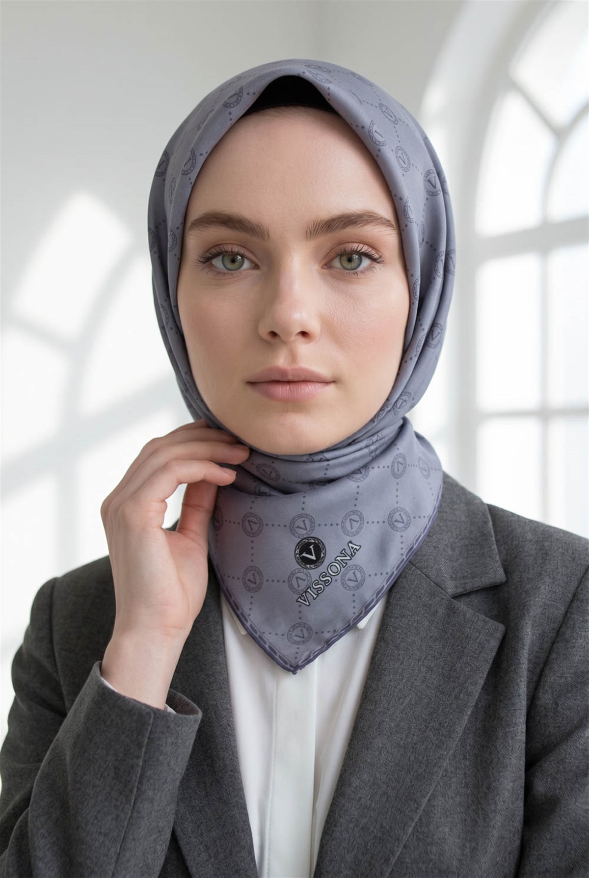 %100 Twill İpek Monogram Desenli Füme Renkli 90x90 Eşarp Dikim Şekli : El Dikişi