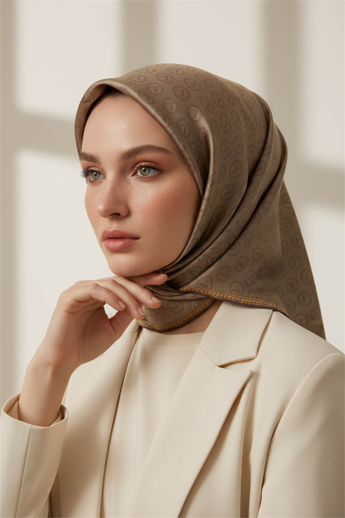 Rayon Degra Desenli Bej Renkli 90x90 Dikim Şekli : El Dikişi Eşarp (İpek İçermez) Kenar Dikiş Şekli El Dikişli