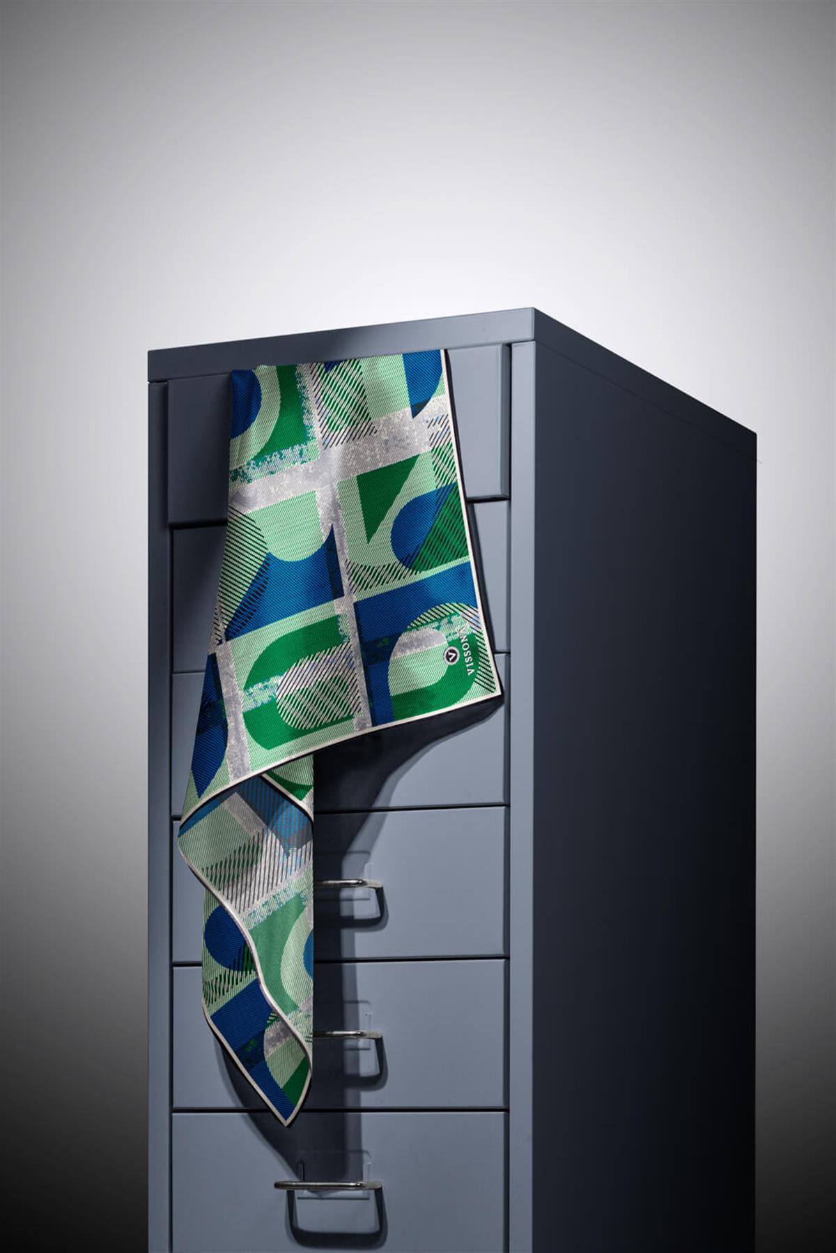 %100 Twill İpek Geometri Desenli Saks - Zümrüt Yeşili Renkli 90x90 Eşarp Kenar Dikiş Şekli El Dikişli