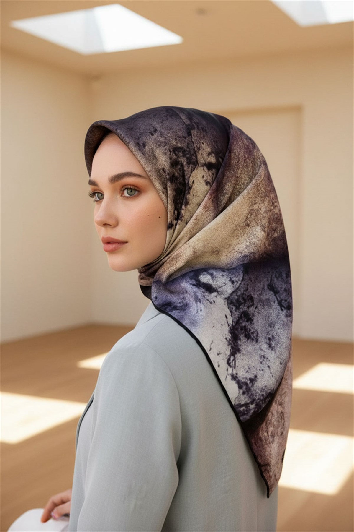 % 57 İPEK % 43 VİSKON Twill İpek Dokulu Ve Geometrik Desenli Pudra - Gri Renkli 90x90 Eşarp Dikim Şekli : El Dikişi
