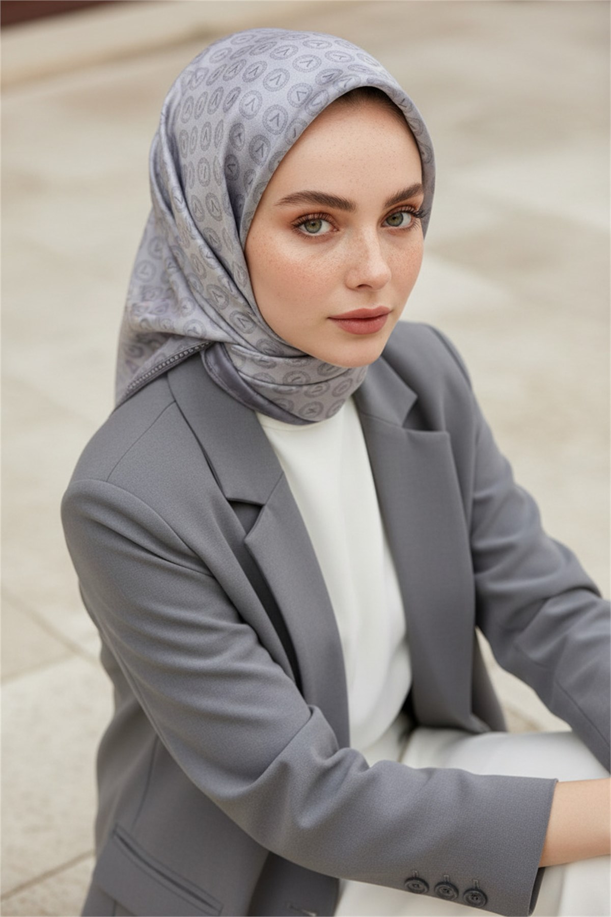 %100 Twill İpek Eşarp 90x90 Gümüş Monogram Desenli El Dikişli Kadın Eşarp