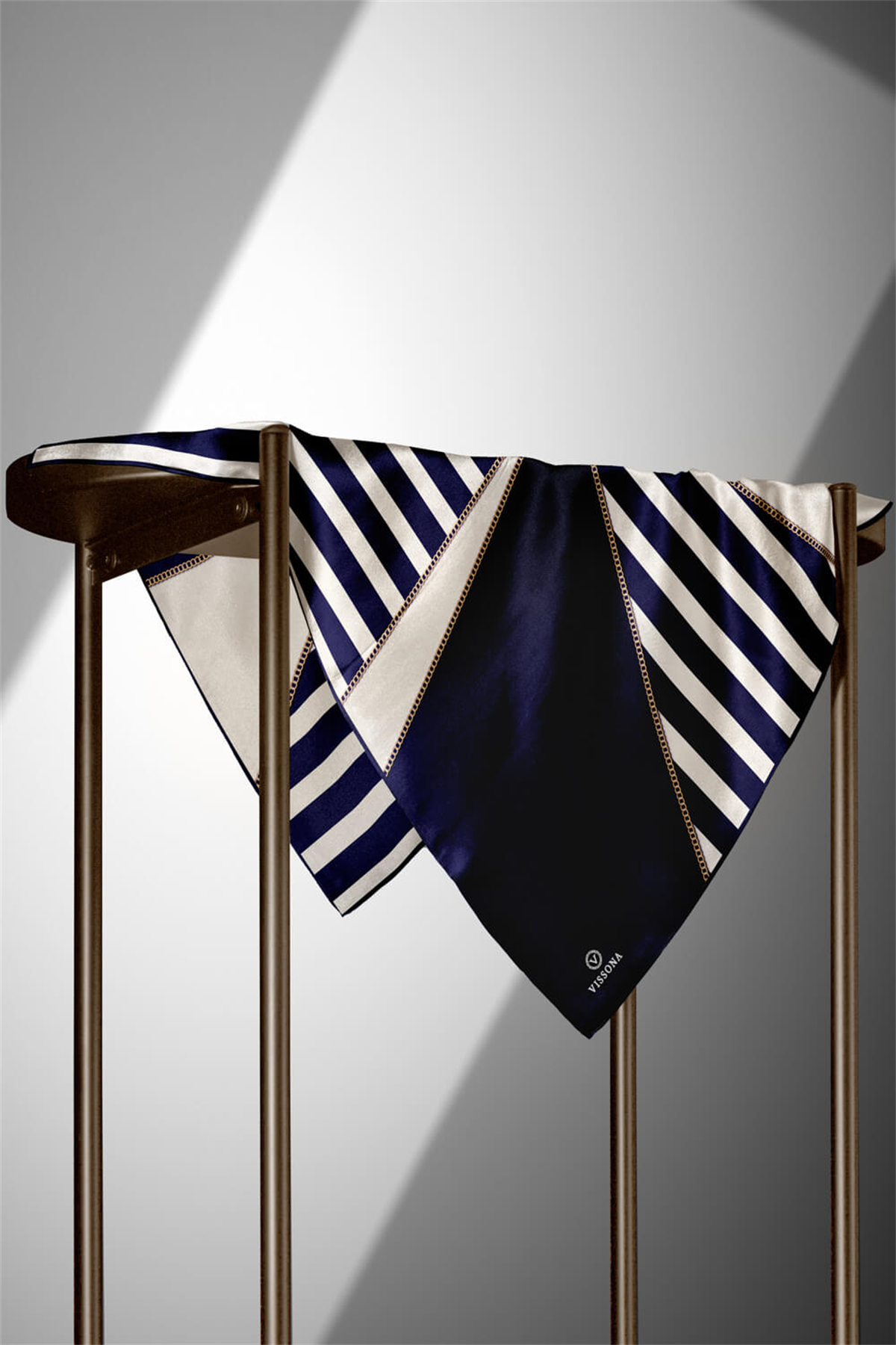 %100 Twill İpek Zincirli Çizgi Desenli Lacivert - Krem Renkli 90x90 Eşarp Dikim Şekli : El Dikişi