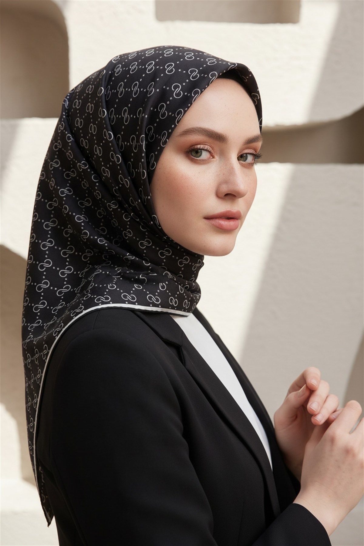%100 Twill İpek Geometrik Desenli Siyah - Beyaz Renkli 90x90 Eşarp Dikim Şekli : El Dikişi
