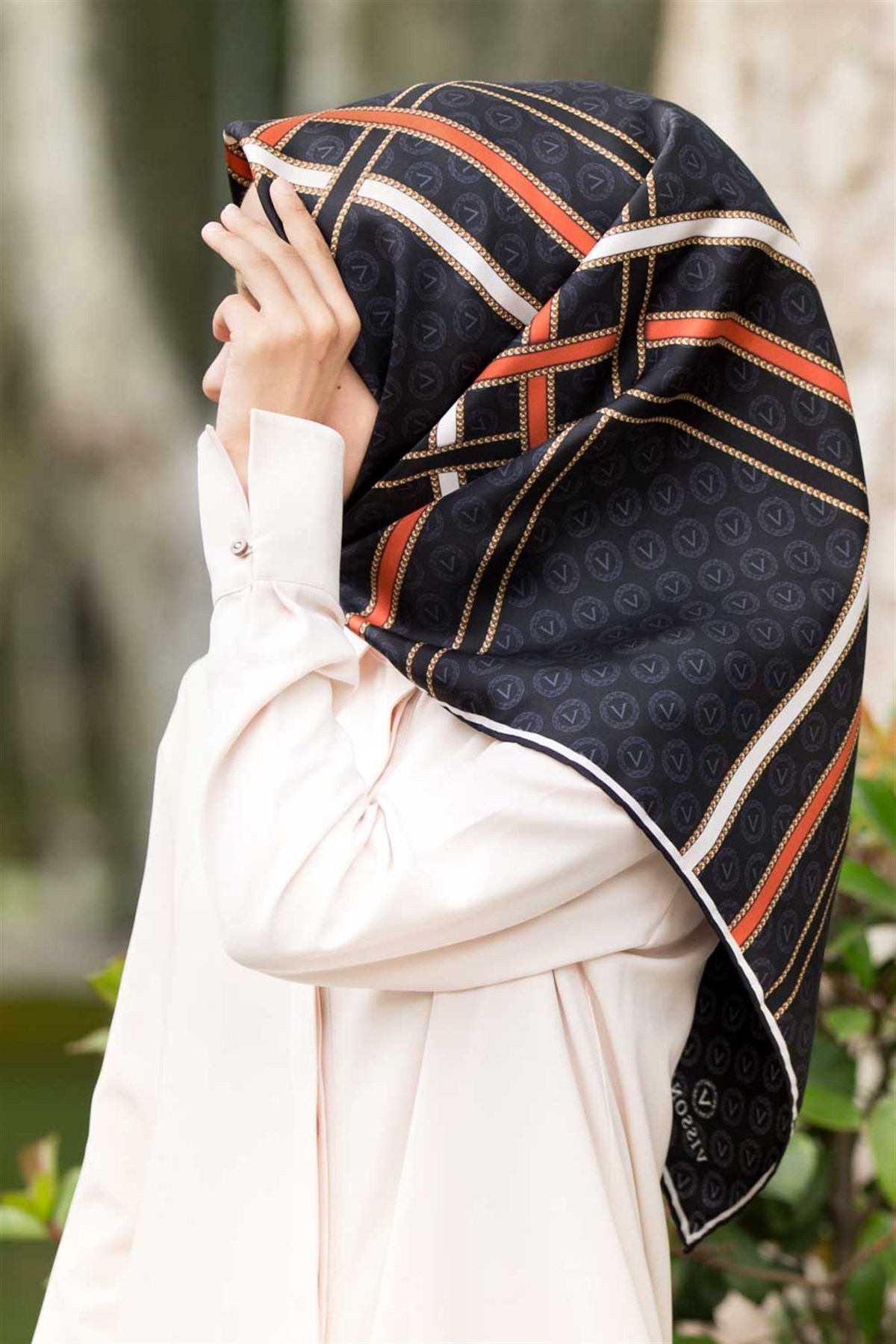 %100 Twill İpek Gold Şeritli Monogram Desenli Siyah - Taba Renkli 90x90 Eşarp Dikim Şekli : El Dikişi