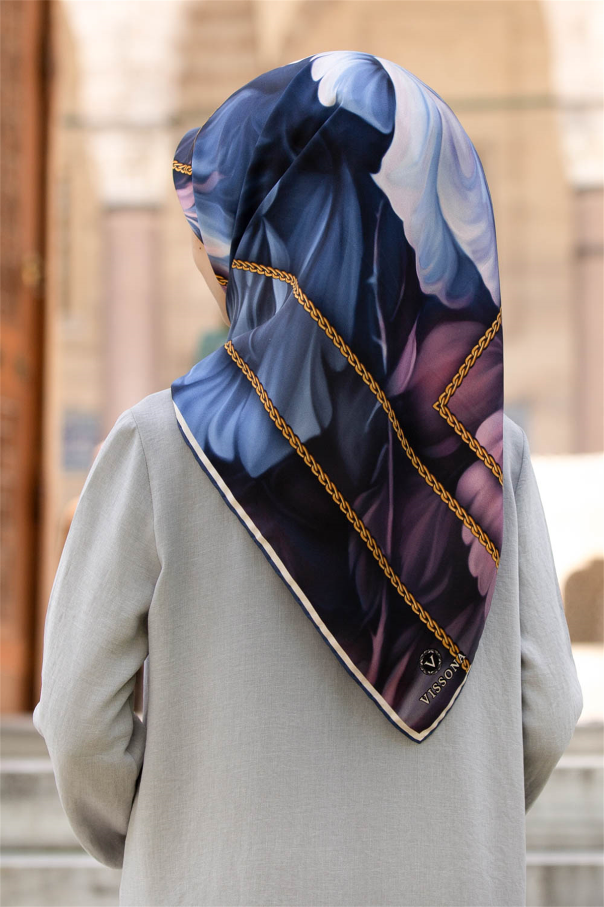 % 57 İPEK % 43 VİSKON Twill İpek Çiçek Geometrik Desenli indigo Renkli 90x90 Eşarp Dikim Şekli : El Dikişi