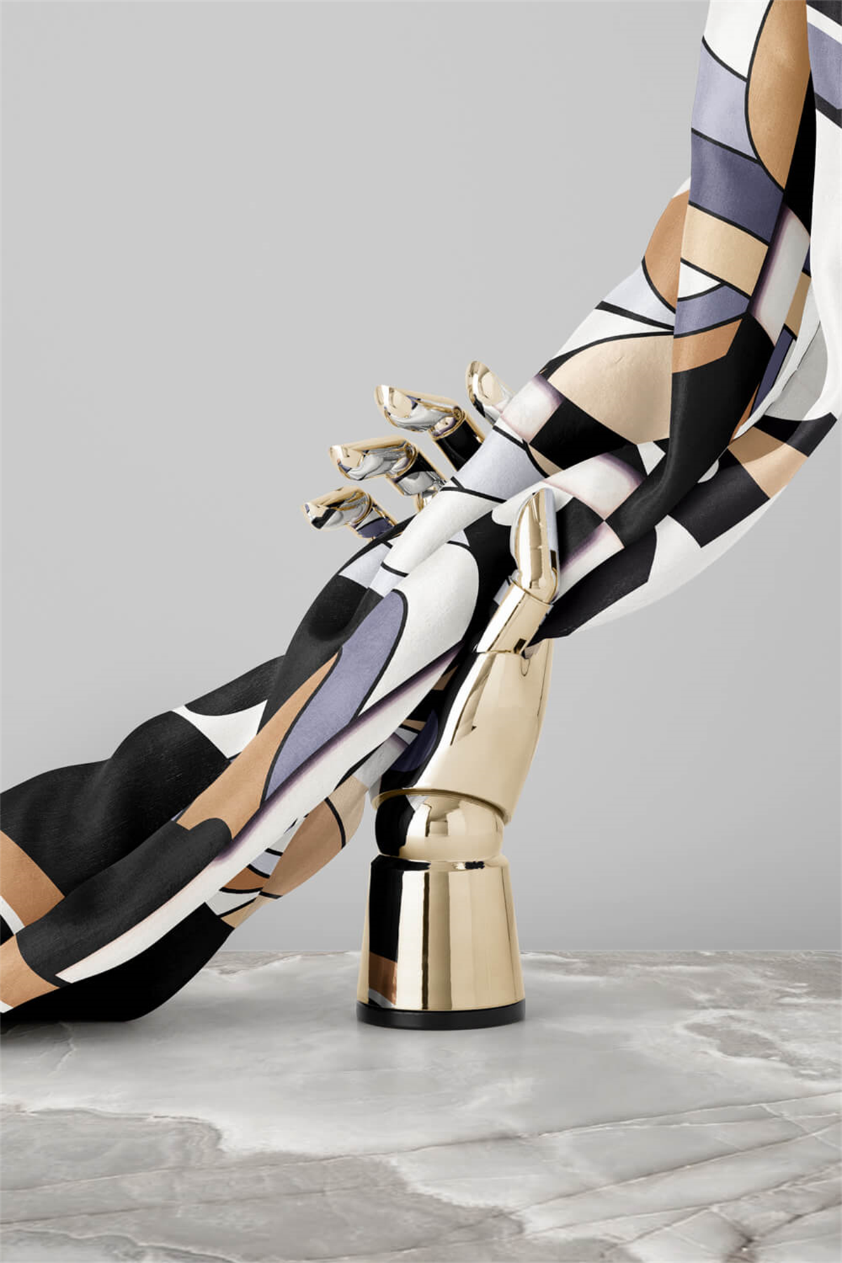 % 57 İPEK % 43 VİSKON Twill İpek Geometrik Desenli Bej - Gri Renkli 90x90 Dikim Şekli : El Dikişi Eşarp