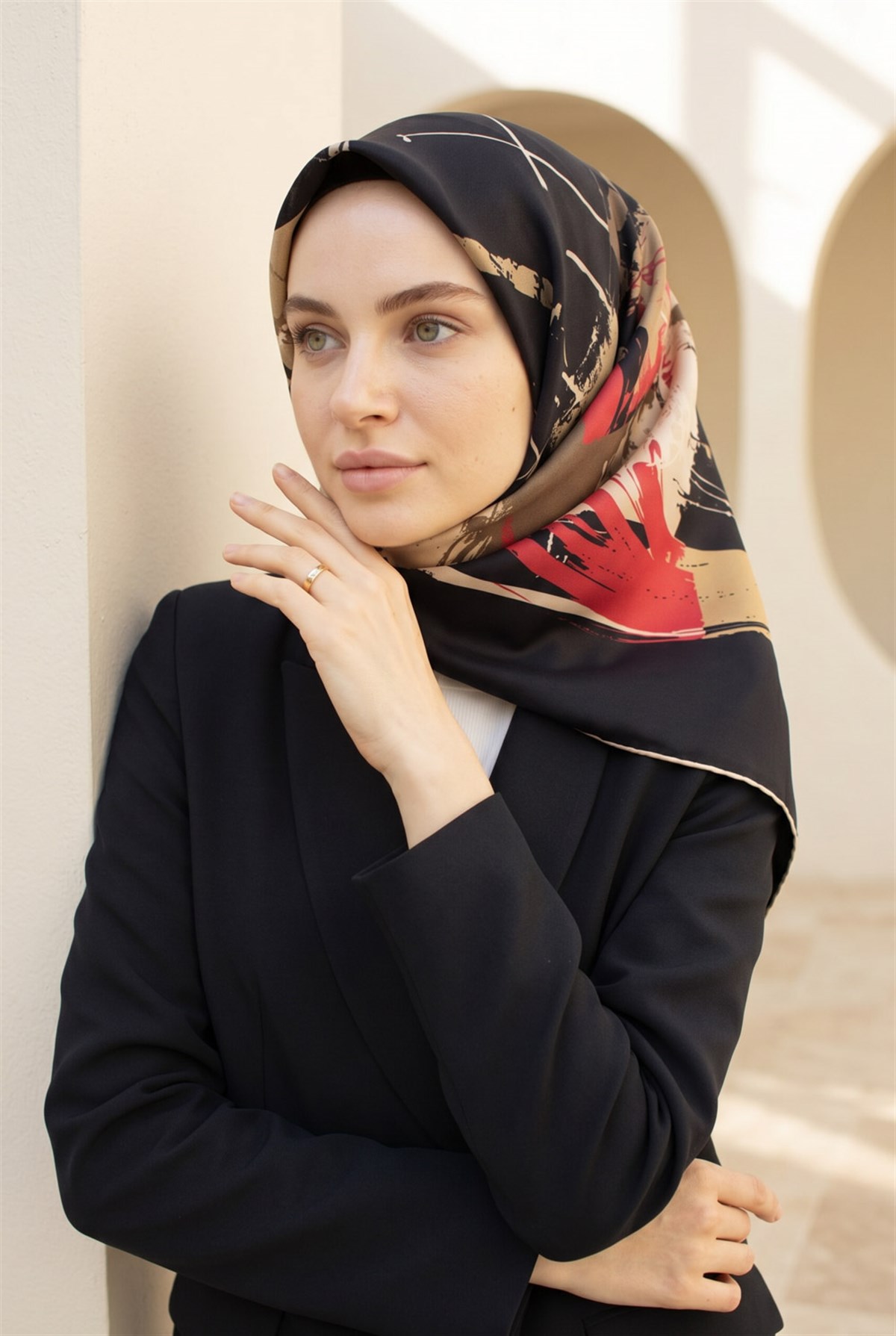 %100 Twill İpek Geometrik Desenli Siyah - Kırmızı Renkli 90x90 Eşarp Dikim Şekli : El Dikişi