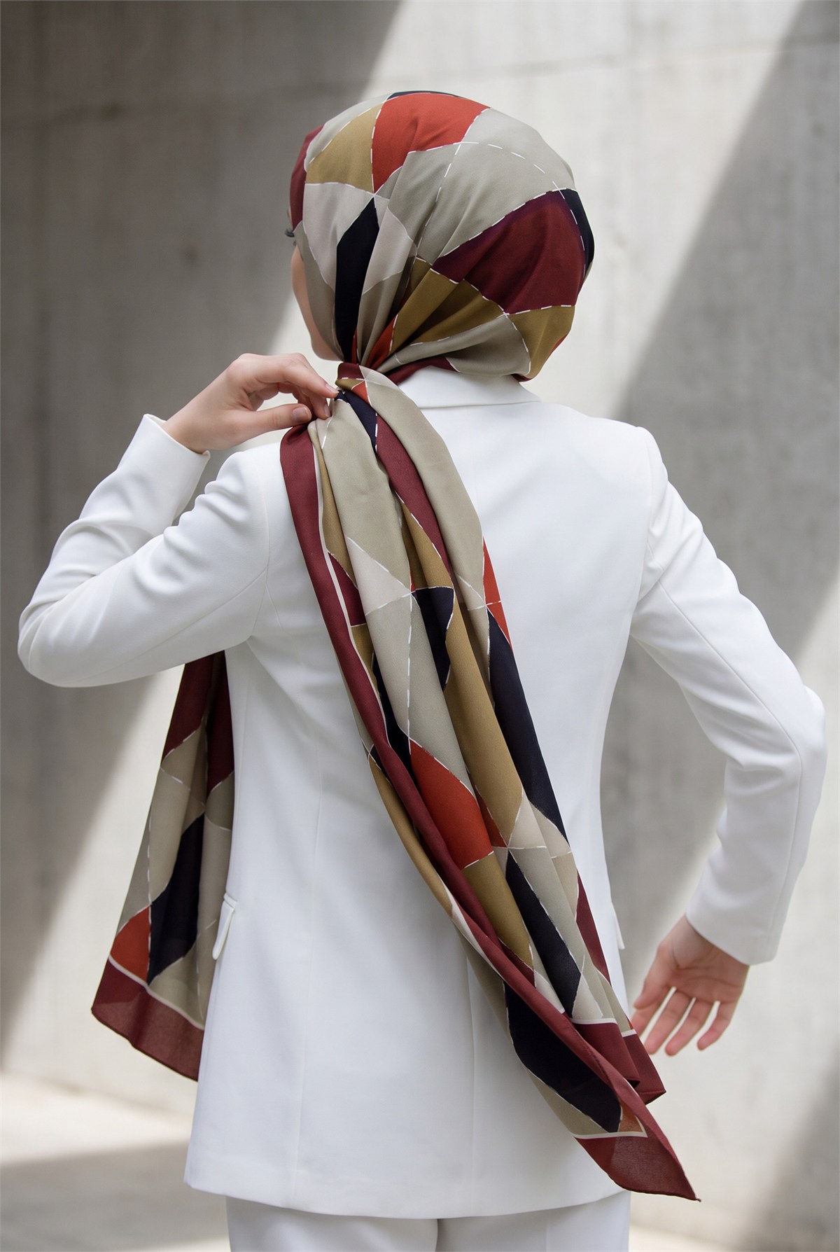 KREP ÜÇGEN YAMA DESENLİ BORDO RENKLİ 75X195 KIRIŞMAZ ŞAL