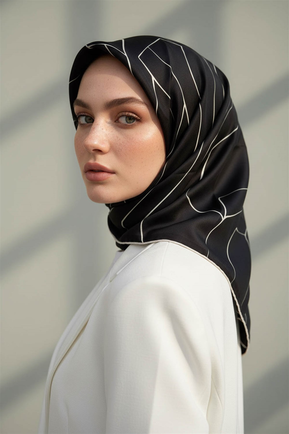 %100 Twill İpek Çizgi Desenli Siyah Krem Renkli 90x90 Eşarp Dikim Şekli : El Dikişi