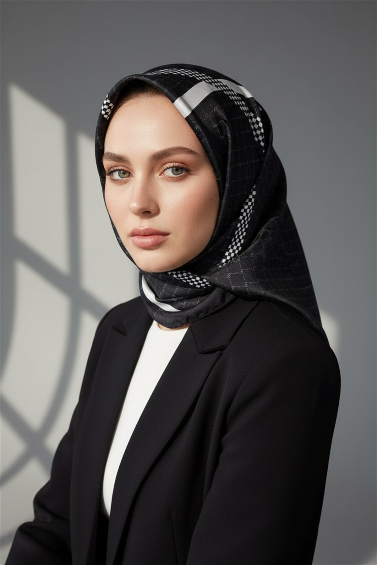 %57 İPEK %43 VİSKON Twill İpek Monogram Ve Şerit Desenli Siyah - Krem Renkli 90x90 Eşarp Dikim Şekli : El Dikişi