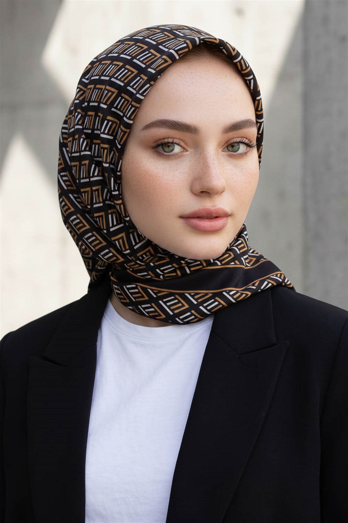 %100 Twill İpek Geometrik Desenli Siyah - Gold Renkli 90x90 Eşarp Dikim Şekli : El Dikişi