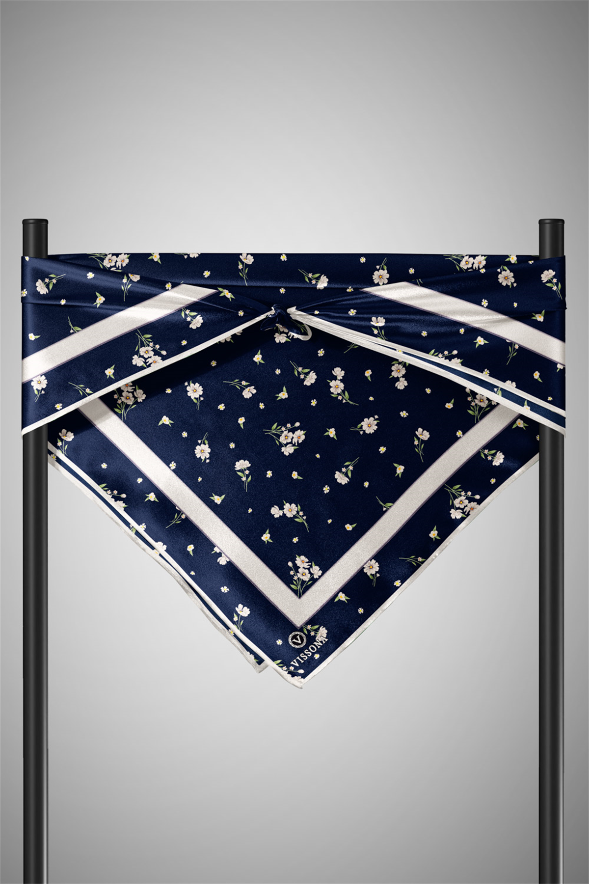 % 57 İPEK % 43 VİSKON Twill İpek Çıtır Çiçek Desenli Lacivert - Krem Renkli 90x90 Eşarp Dikim Şekli : El Dikişi